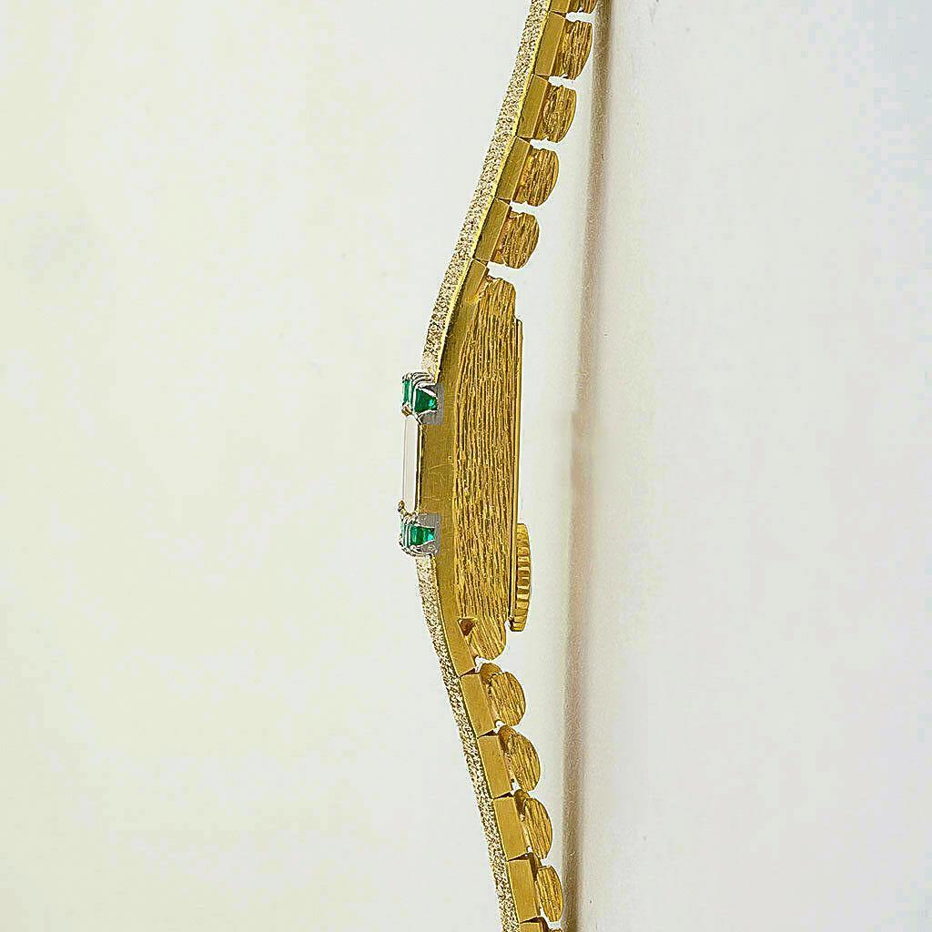 1970s Piaget Emerald 18 Karat Yellow Gold Line Bracelet Watch For Sale 3