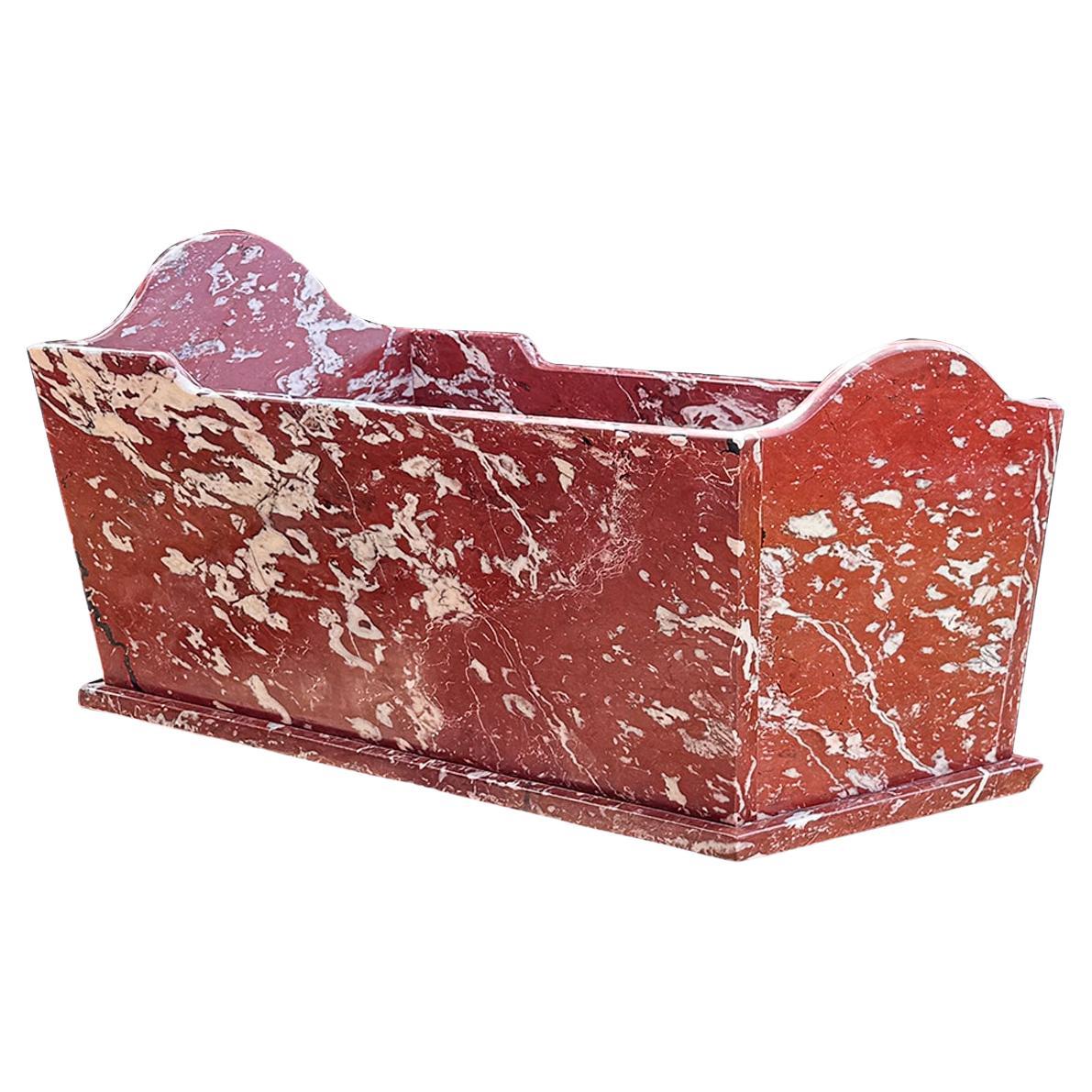 A.C.I.C., une rare baignoire en marbre "Belgian Rouge" du 19ème siècle.