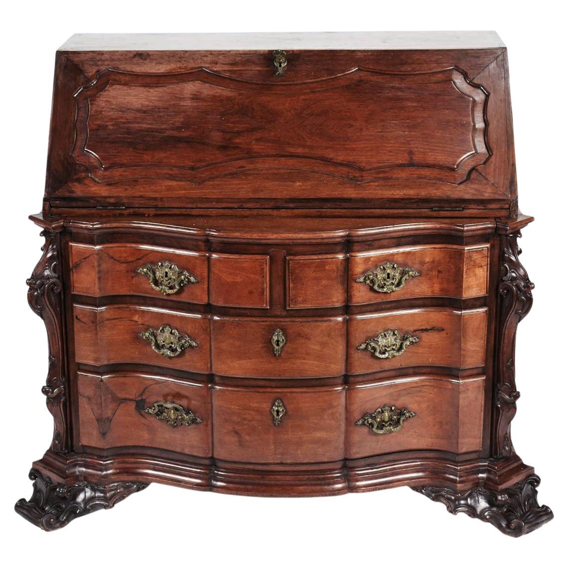 Impresionante y raro escritorio secretario estilo Dom José I, un exquisito ejemplo de artesanía portuguesa del siglo XIX. Esta magnífica pieza, que encarna la grandeza de la época, presenta intrincadas tallas y una elegante forma serpentina que