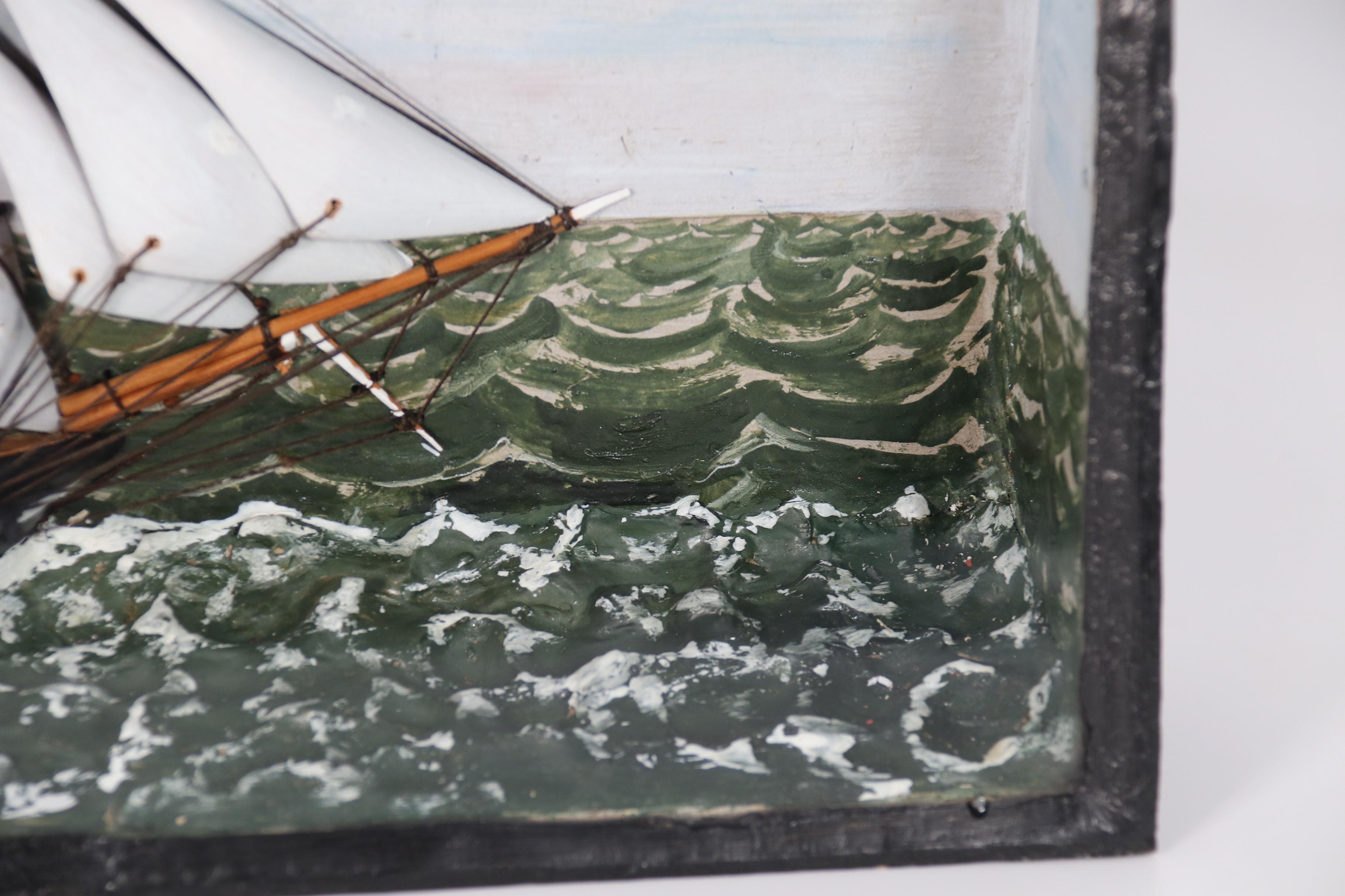 Rare diorama d'art populaire du XIXe siècle représentant deux voiliers en pleine course en mer. en vente 3