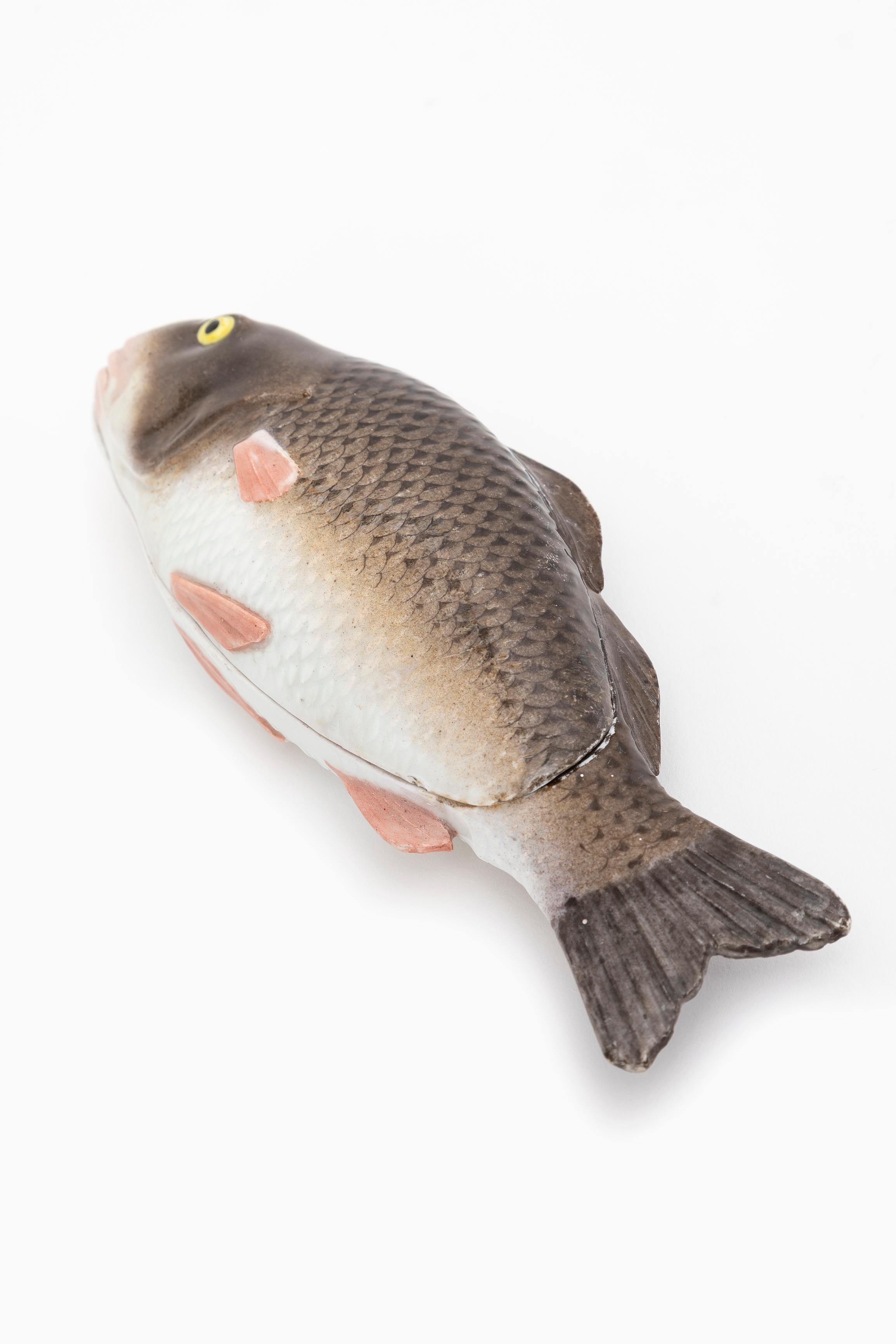 Soupière couverte en porcelaine de Meissen du XIXe siècle, extrêmement rare et impressionnante, en forme de carpe ou de poisson. Cette soupière couverte a été produite par la manufacture de porcelaine de Meissen en Allemagne au cours des années