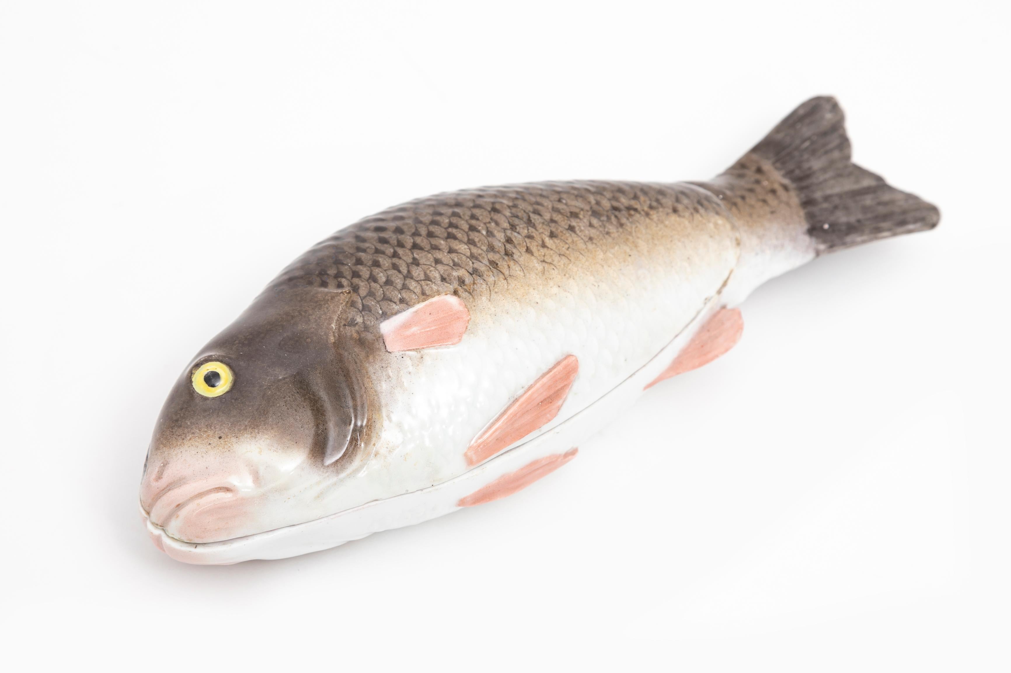 Autre Rare Soupière couverte en porcelaine de Meissen Porcelain du 19e siècle en forme de carpe ou de poisson en vente