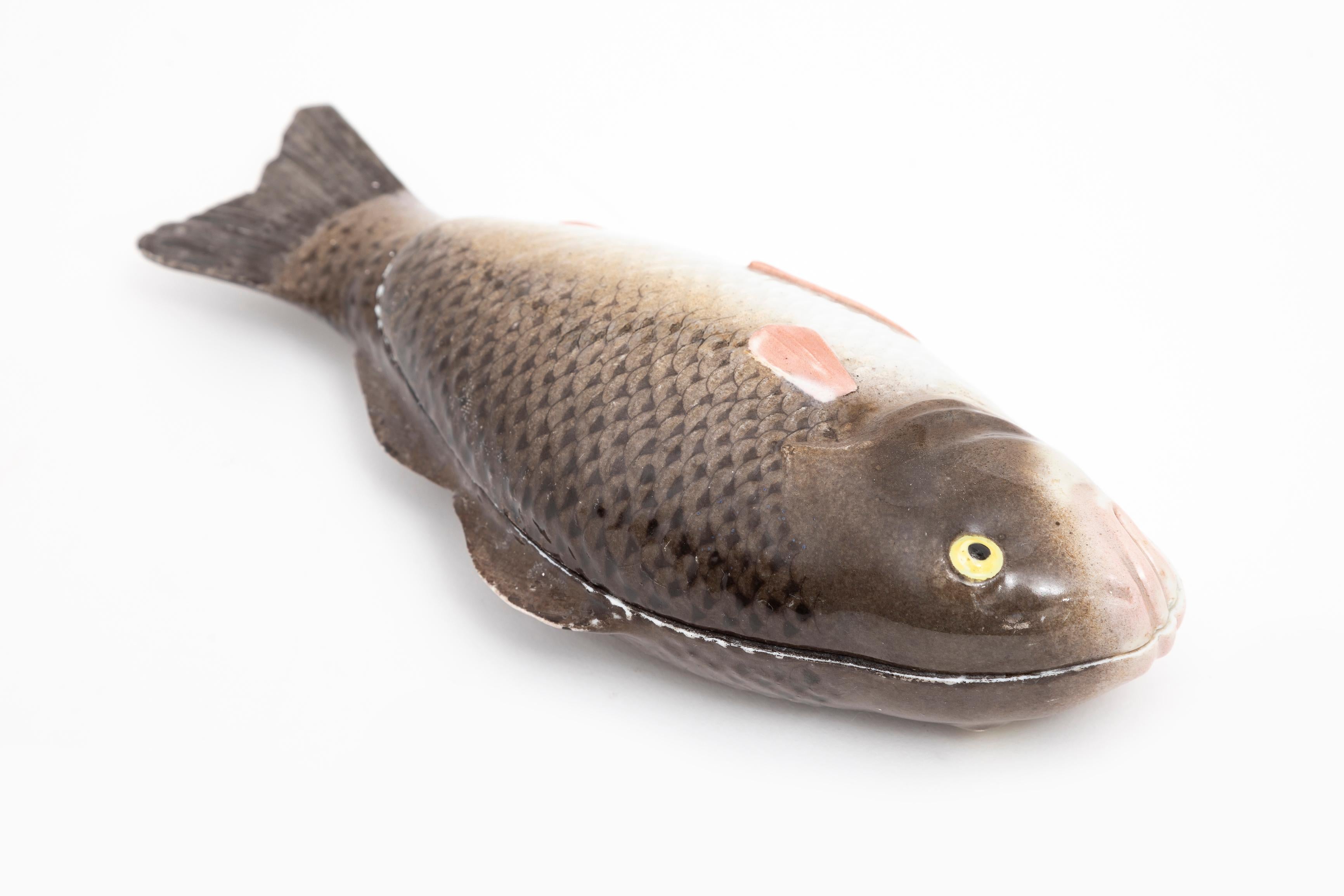 Allemand Rare Soupière couverte en porcelaine de Meissen Porcelain du 19e siècle en forme de carpe ou de poisson en vente