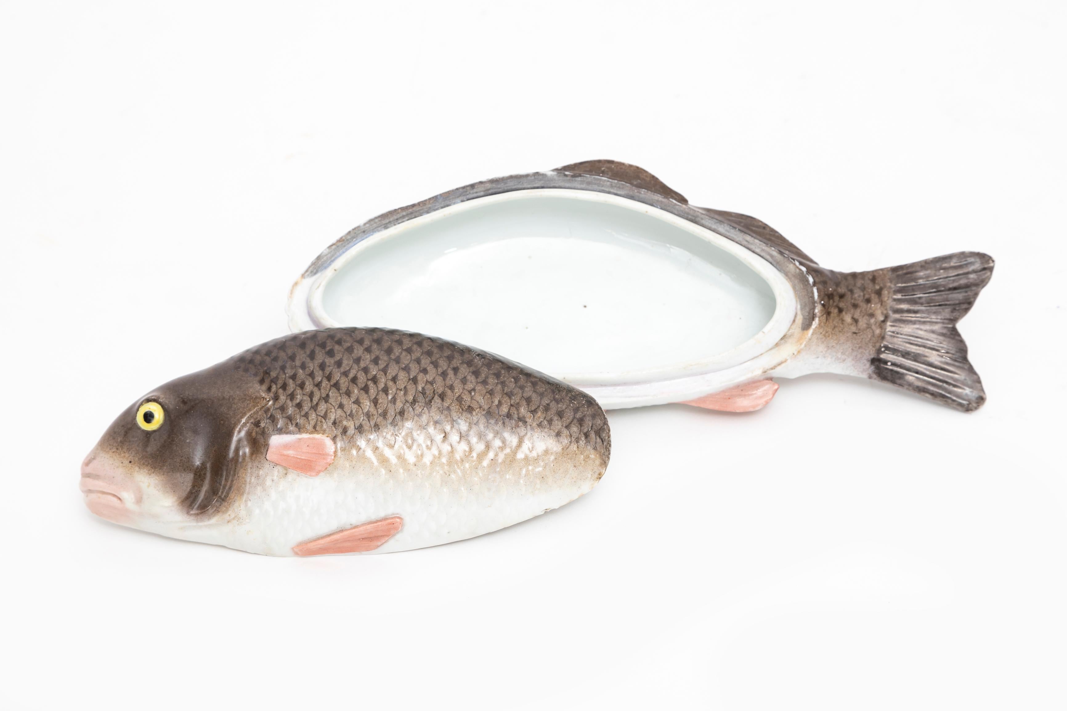Peint à la main Rare Soupière couverte en porcelaine de Meissen Porcelain du 19e siècle en forme de carpe ou de poisson en vente