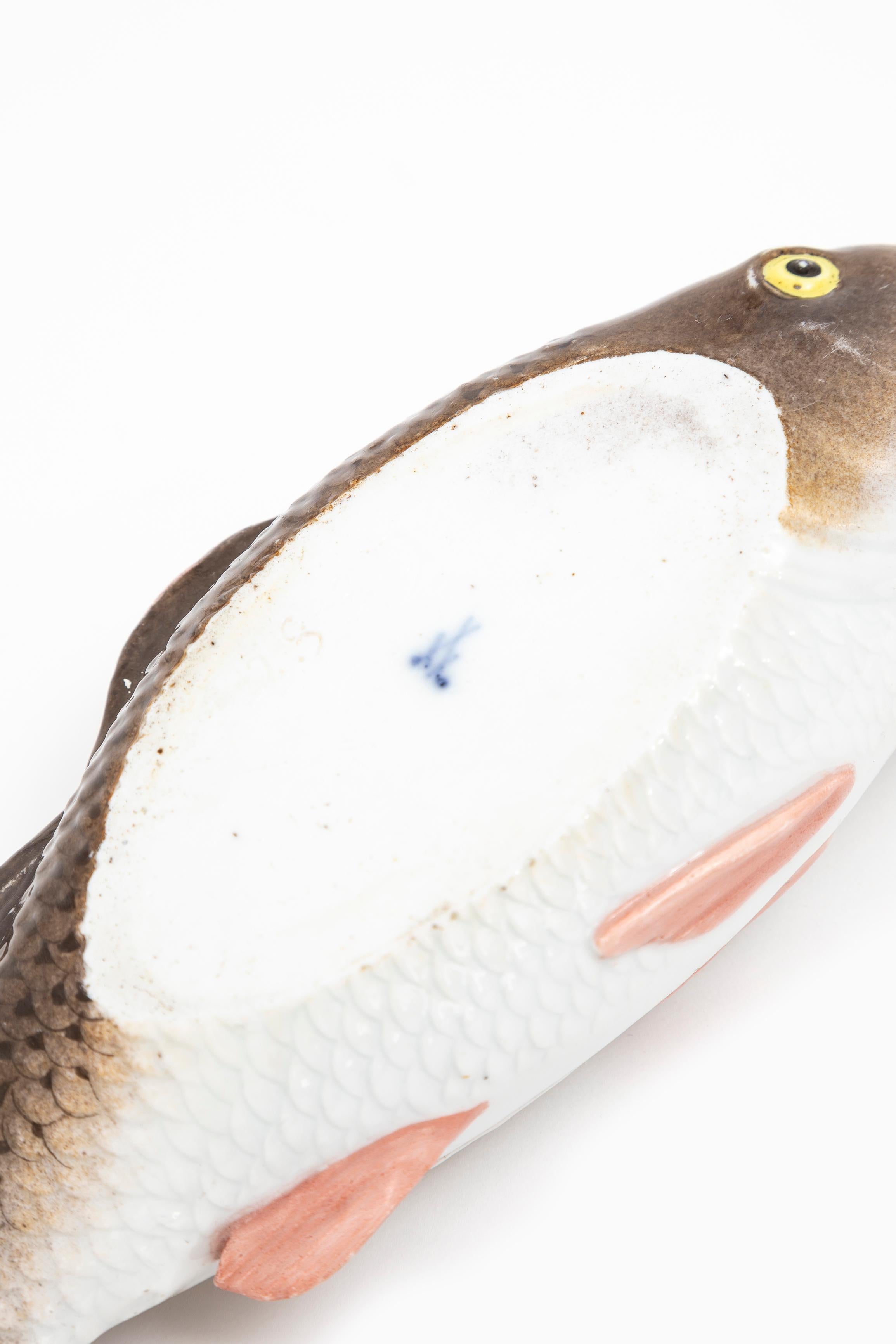 Porcelaine Rare Soupière couverte en porcelaine de Meissen Porcelain du 19e siècle en forme de carpe ou de poisson en vente