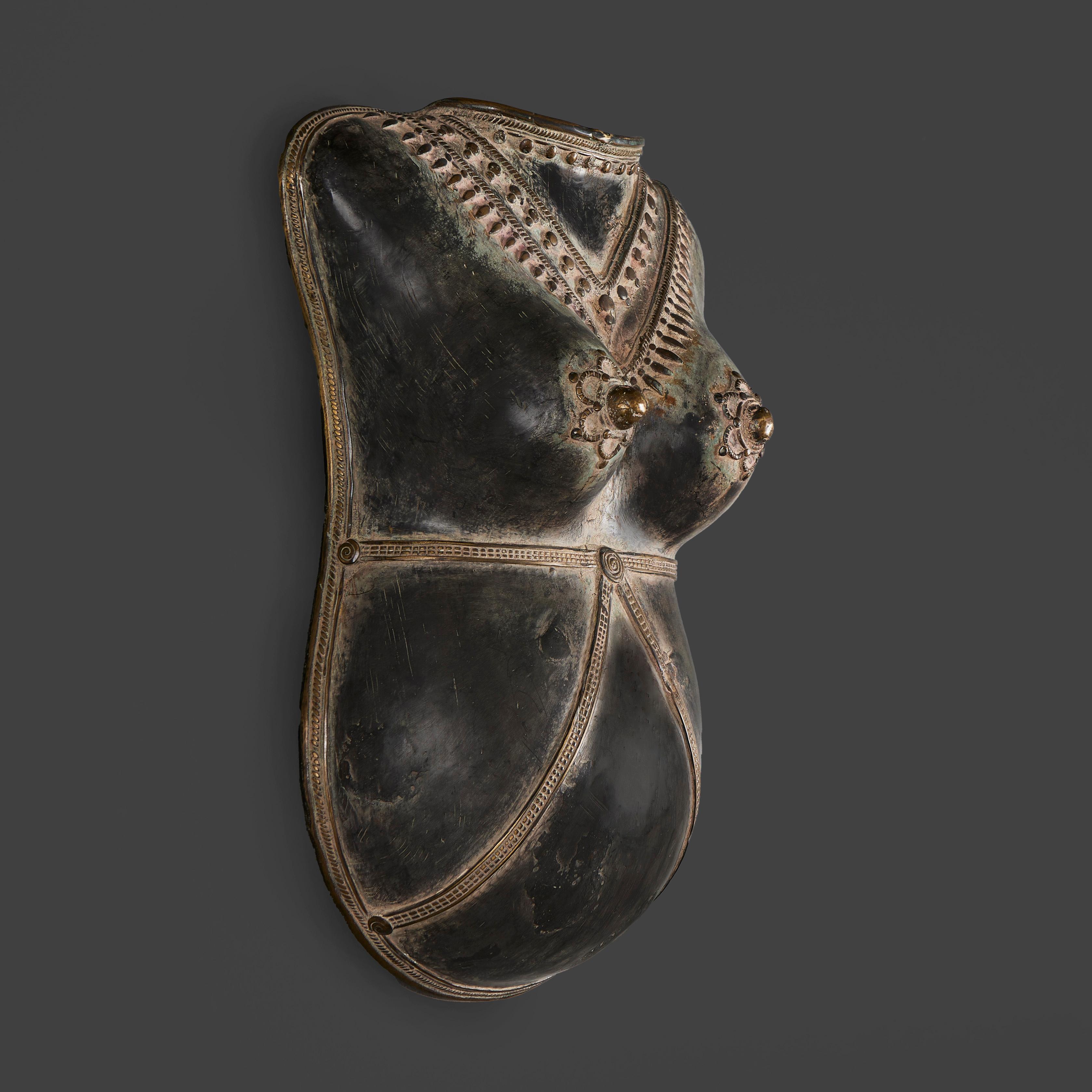 Inde du Sud, vers 1860

Plastron en bronze de l'Inde du Sud du milieu du XIXe siècle symbolisant la fertilité, décoré d'un collier sur la poitrine.

Hauteur  40.00cm
Largeur  28.00cm
Profondeur  17.00cm