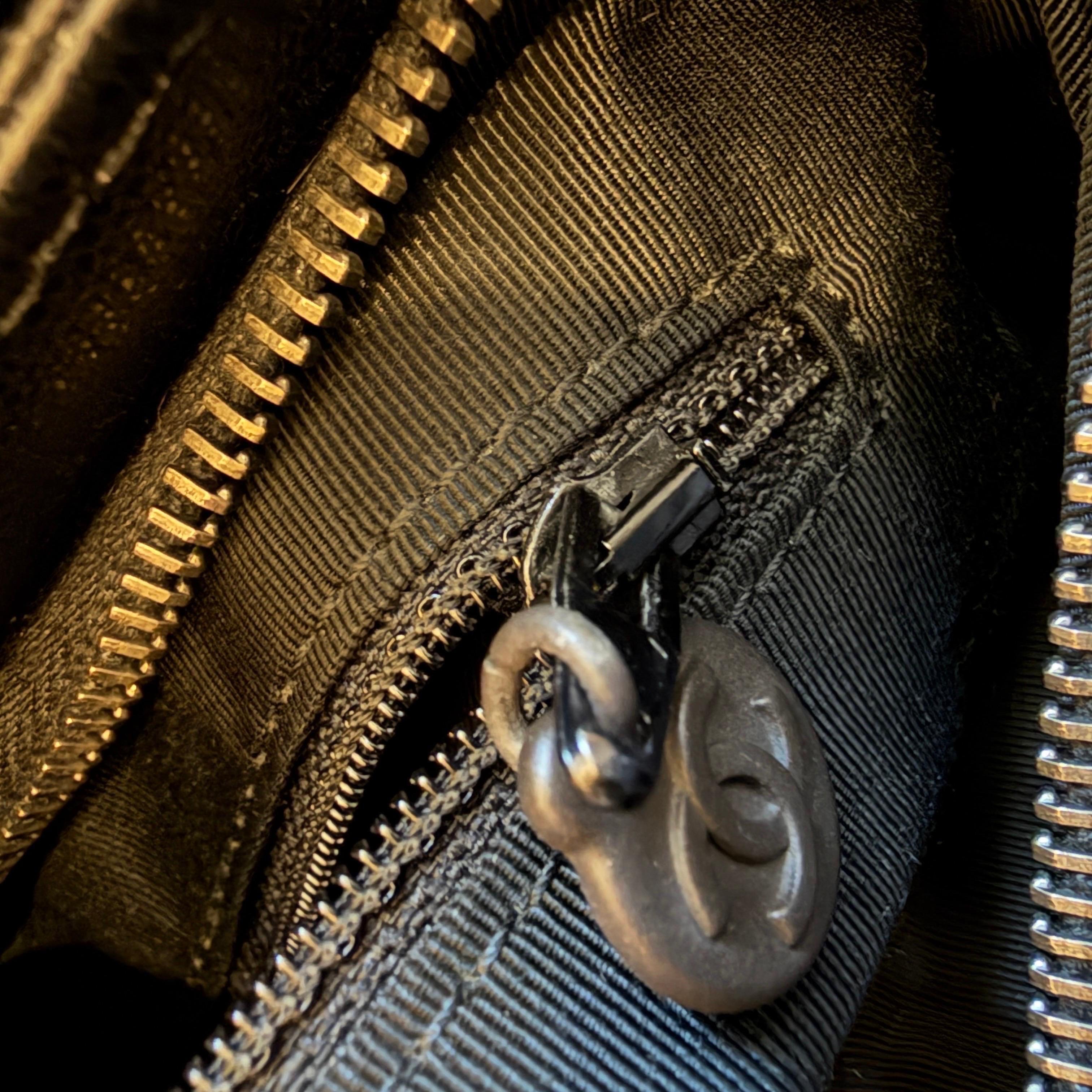 Rare sac à main en cuir noir caviar et bakélite de Chanel datant des années 2000 en vente 7