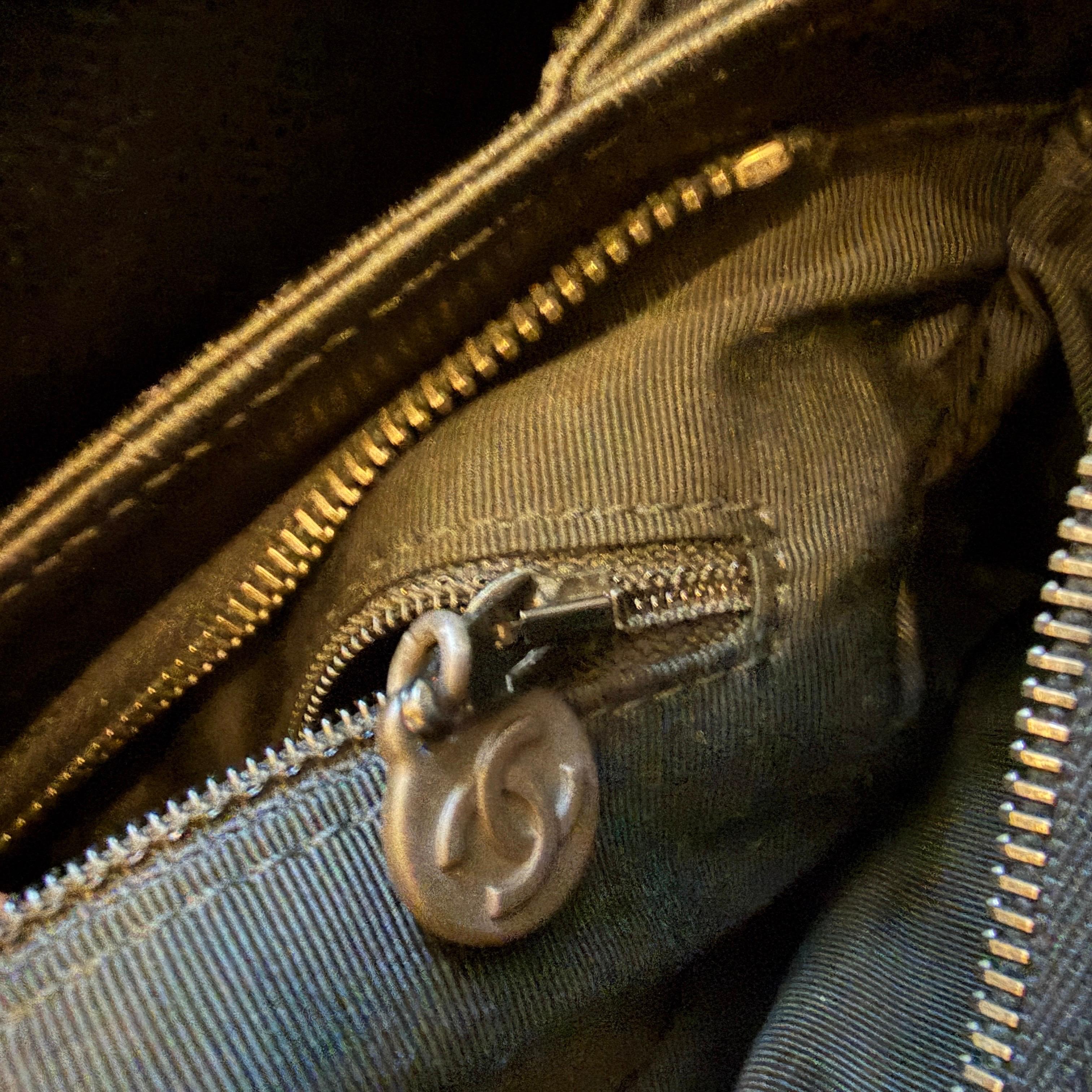 Rare sac à main en cuir noir caviar et bakélite de Chanel datant des années 2000 en vente 8