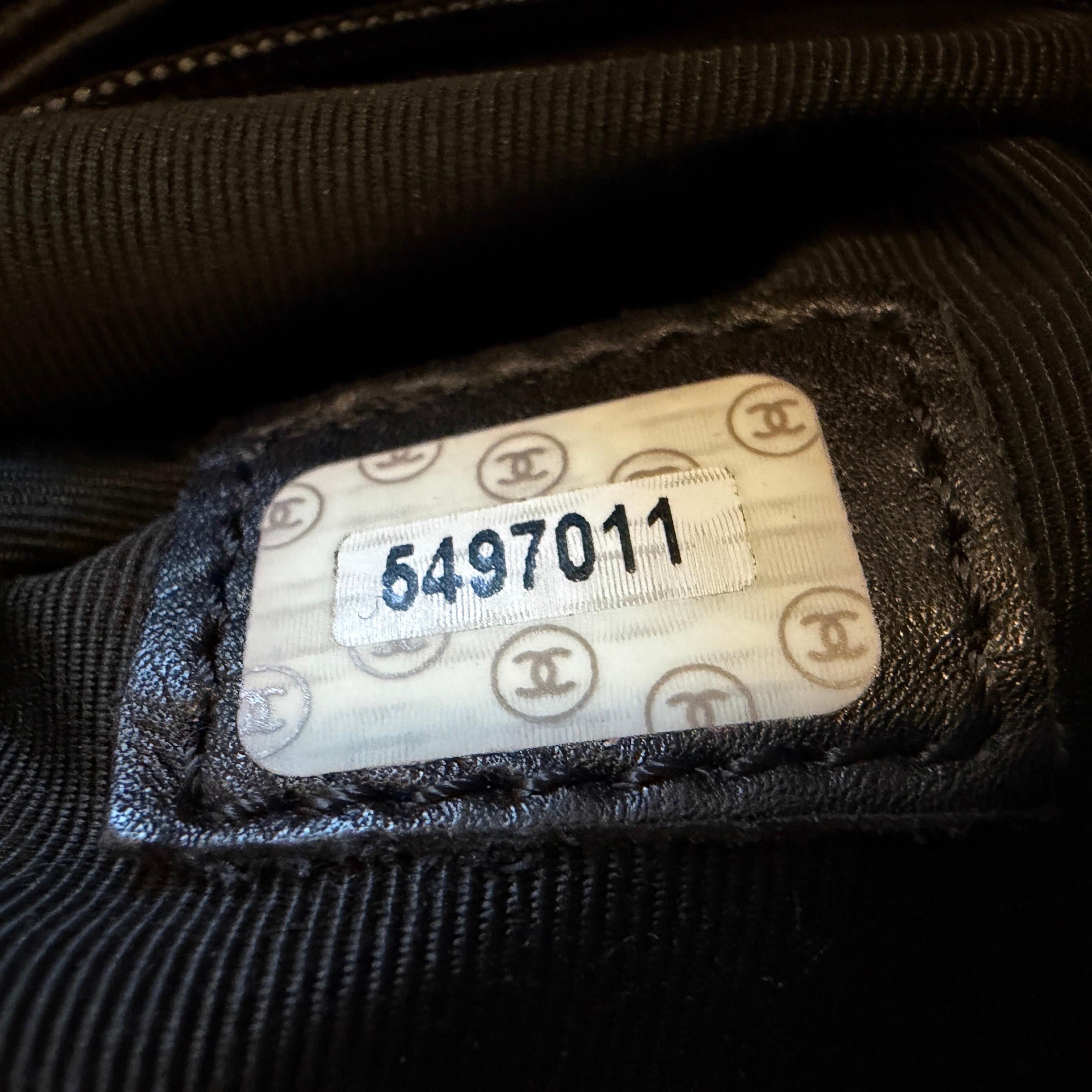 Rare sac à main en cuir noir caviar et bakélite de Chanel datant des années 2000 en vente 9