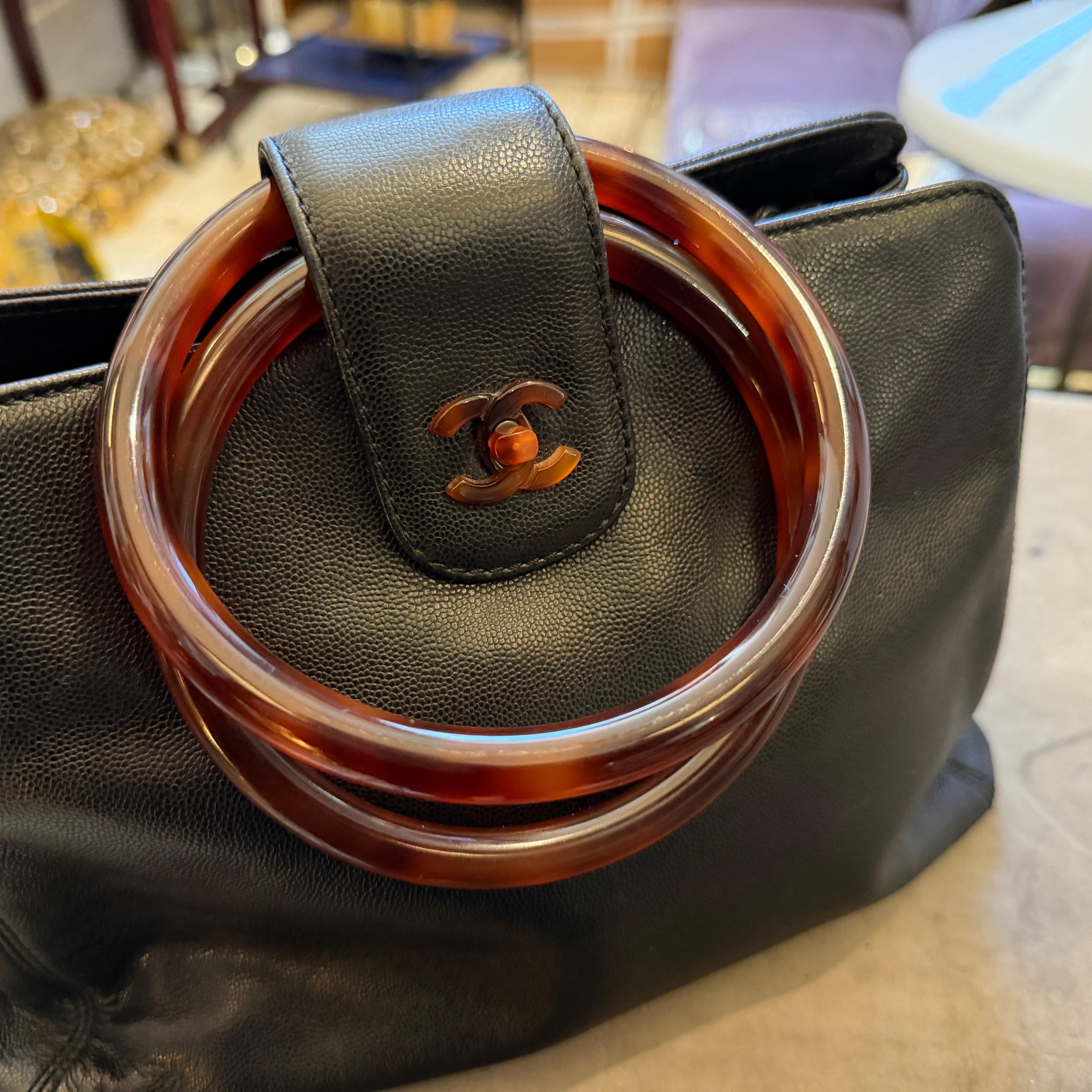 Rare sac à main en cuir noir caviar et bakélite de Chanel datant des années 2000 en vente 10