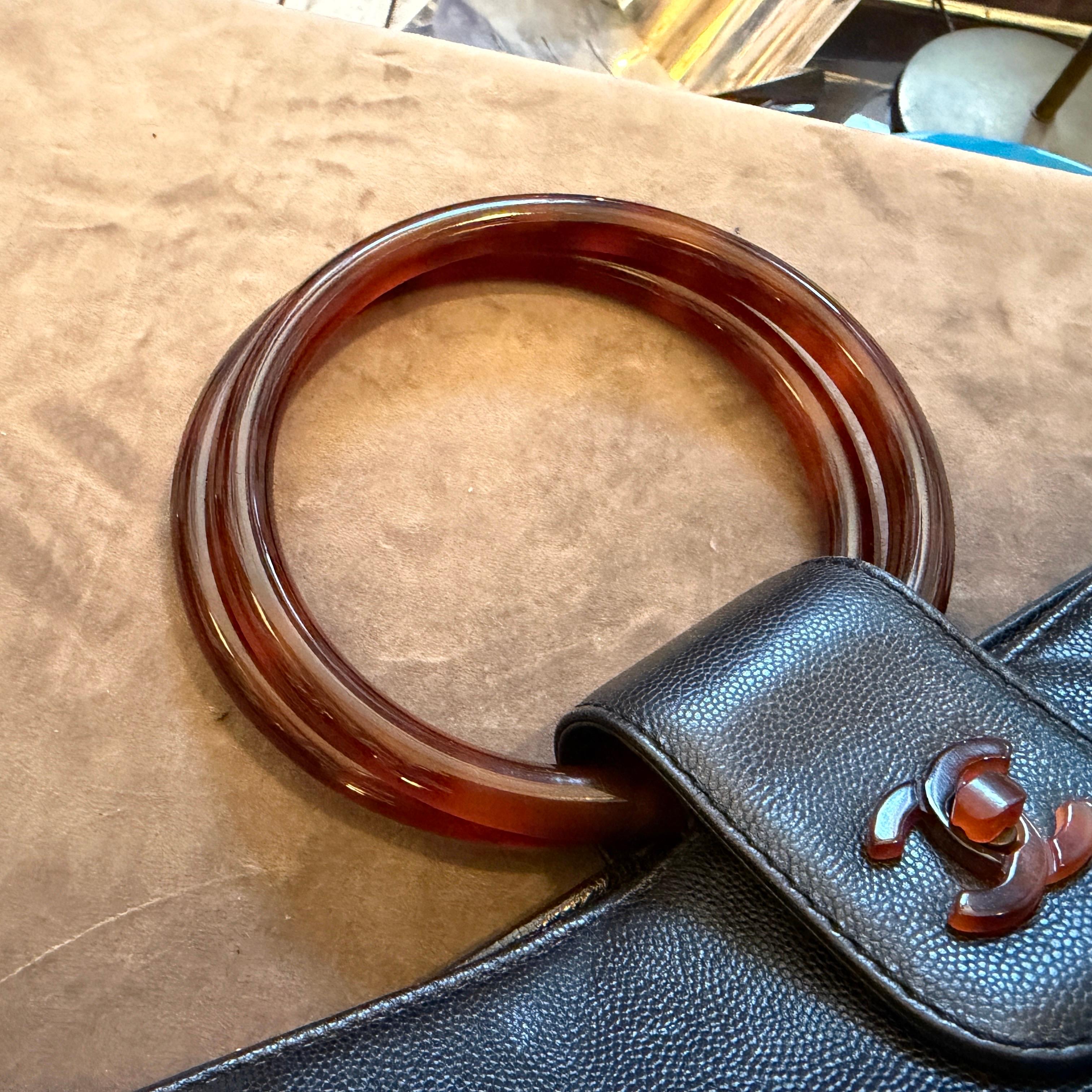 Rare sac à main en cuir noir caviar et bakélite de Chanel datant des années 2000 Excellent état - En vente à Aci Castello, IT