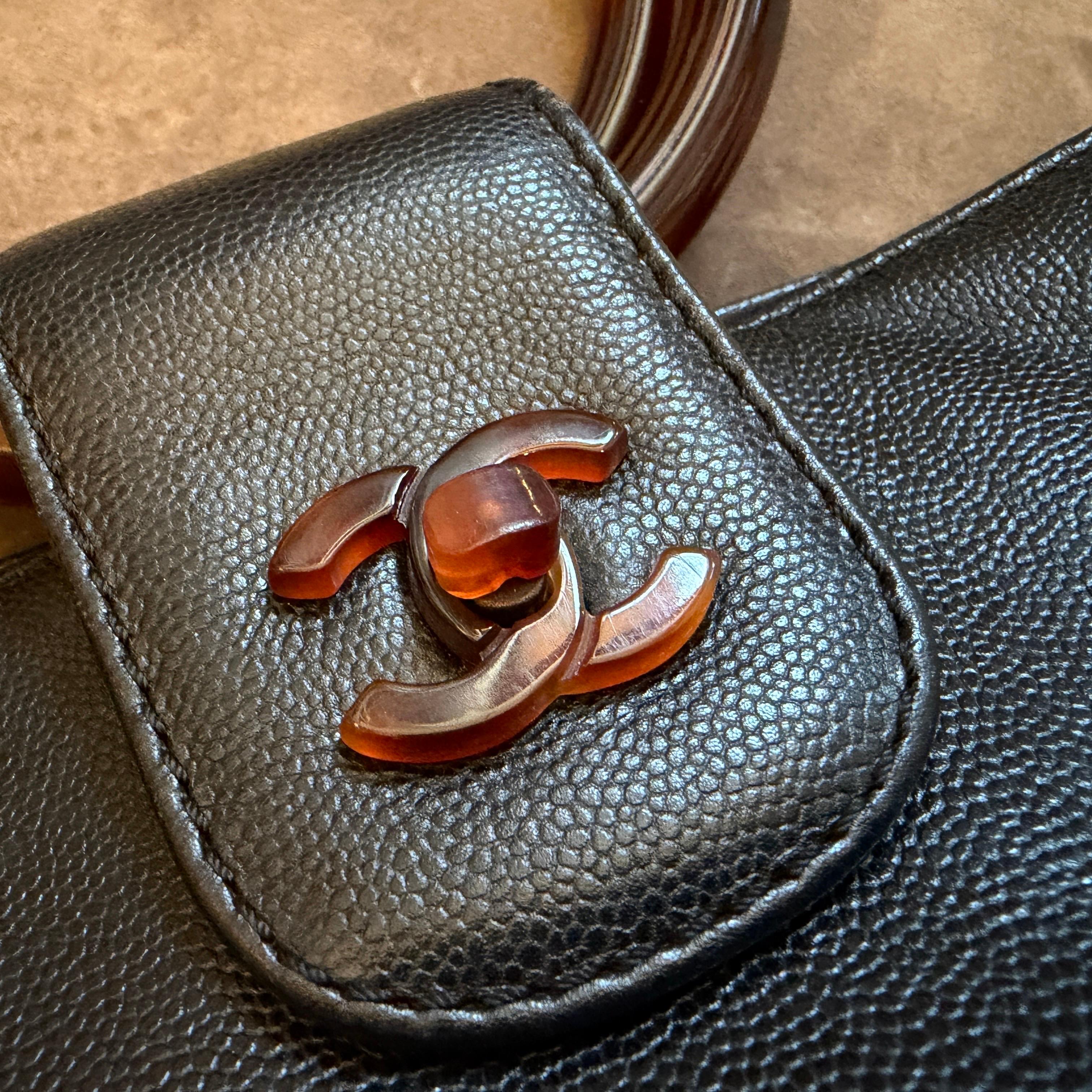 Rare sac à main en cuir noir caviar et bakélite de Chanel datant des années 2000 Pour femmes en vente