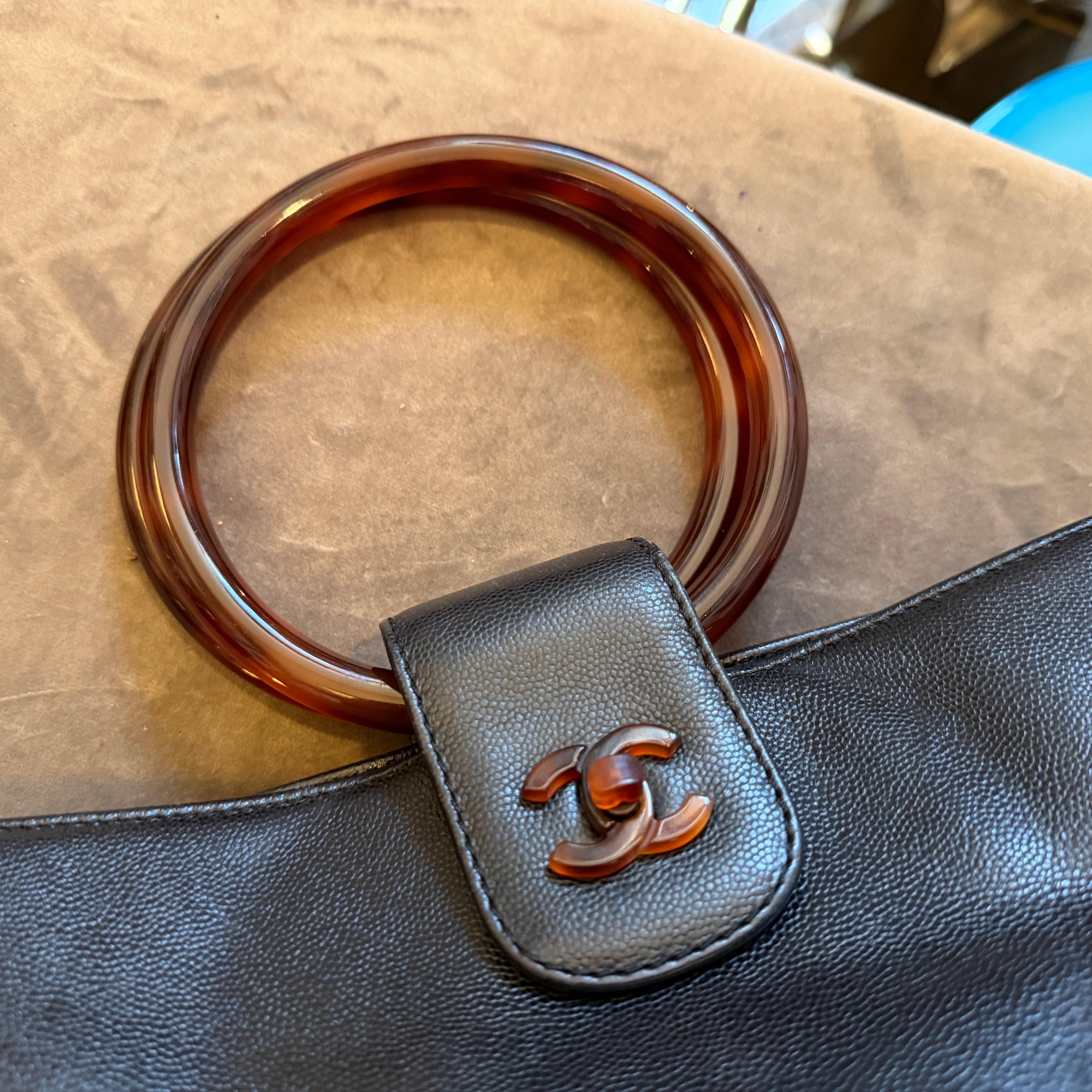 Rare sac à main en cuir noir caviar et bakélite de Chanel datant des années 2000 en vente 1