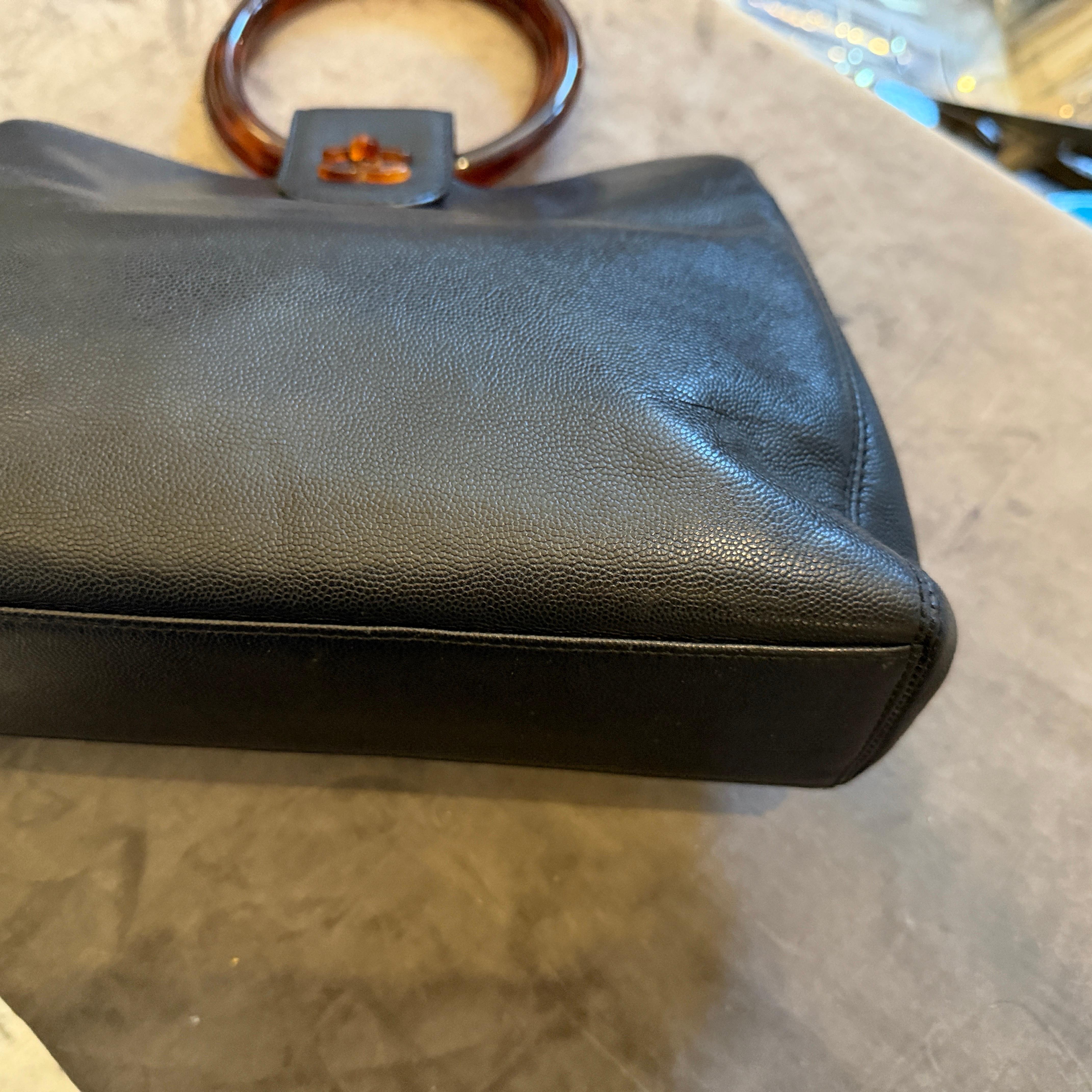 Rare sac à main en cuir noir caviar et bakélite de Chanel datant des années 2000 en vente 2