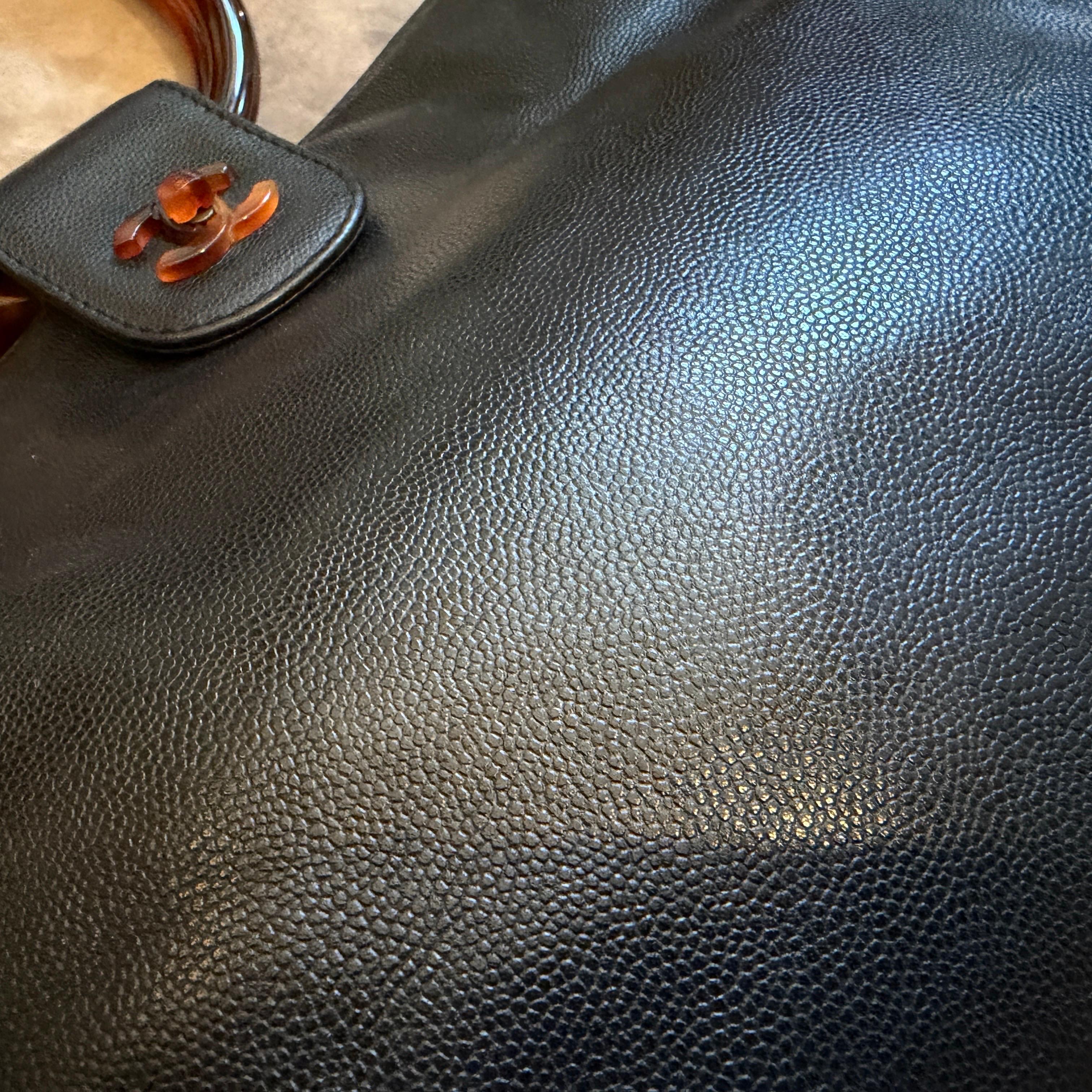 Rare sac à main en cuir noir caviar et bakélite de Chanel datant des années 2000 en vente 3