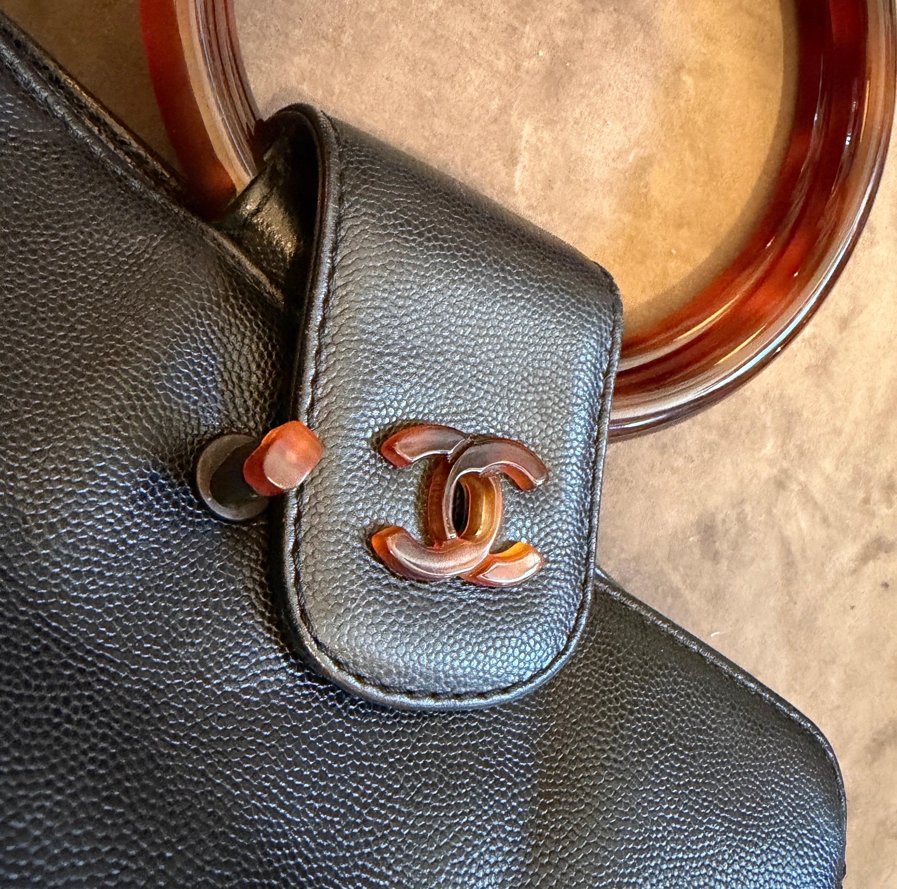 Rare sac à main en cuir noir caviar et bakélite de Chanel datant des années 2000 en vente 4