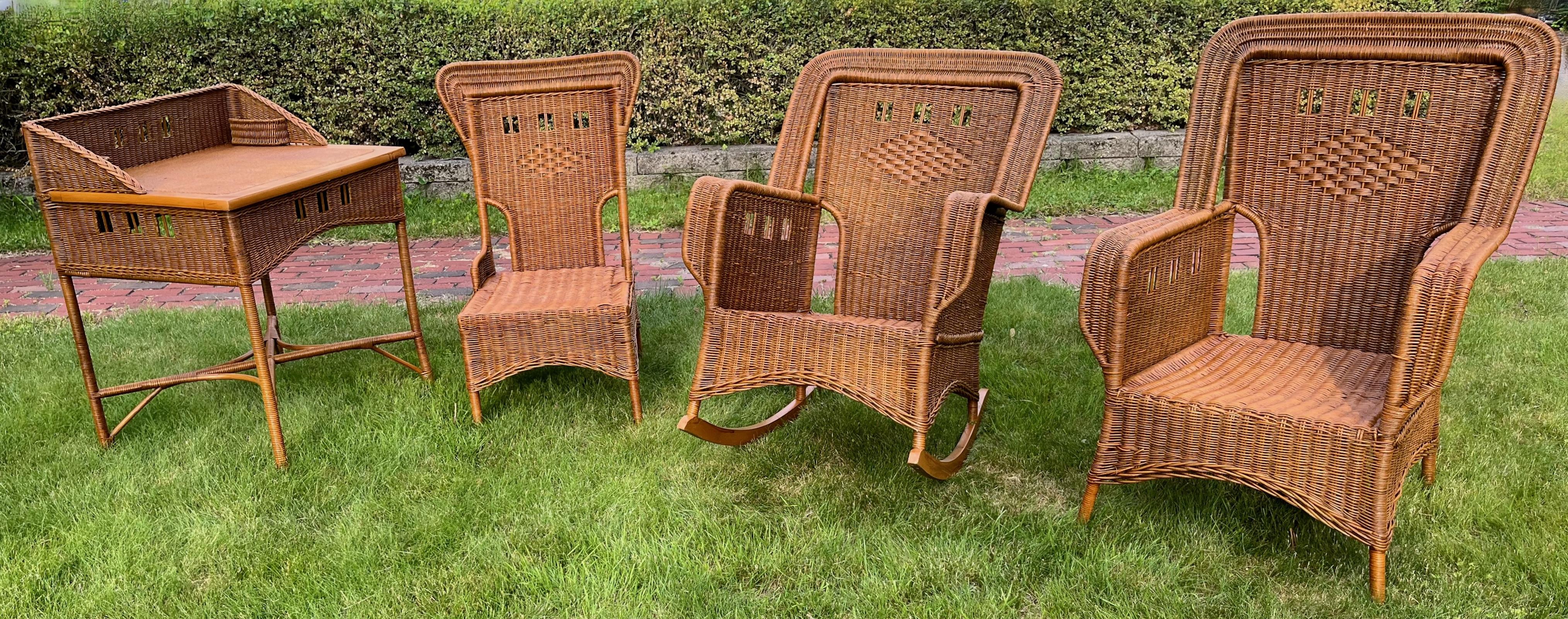 Il s'agit d'un ensemble rare de meubles en osier Arts and Crafts qui ont été conçus pour être utilisés dans les bibliothèques de maison ou les solariums.
Il est en excellent état, tissé à la main dans le style traditionnel des  Cet ensemble