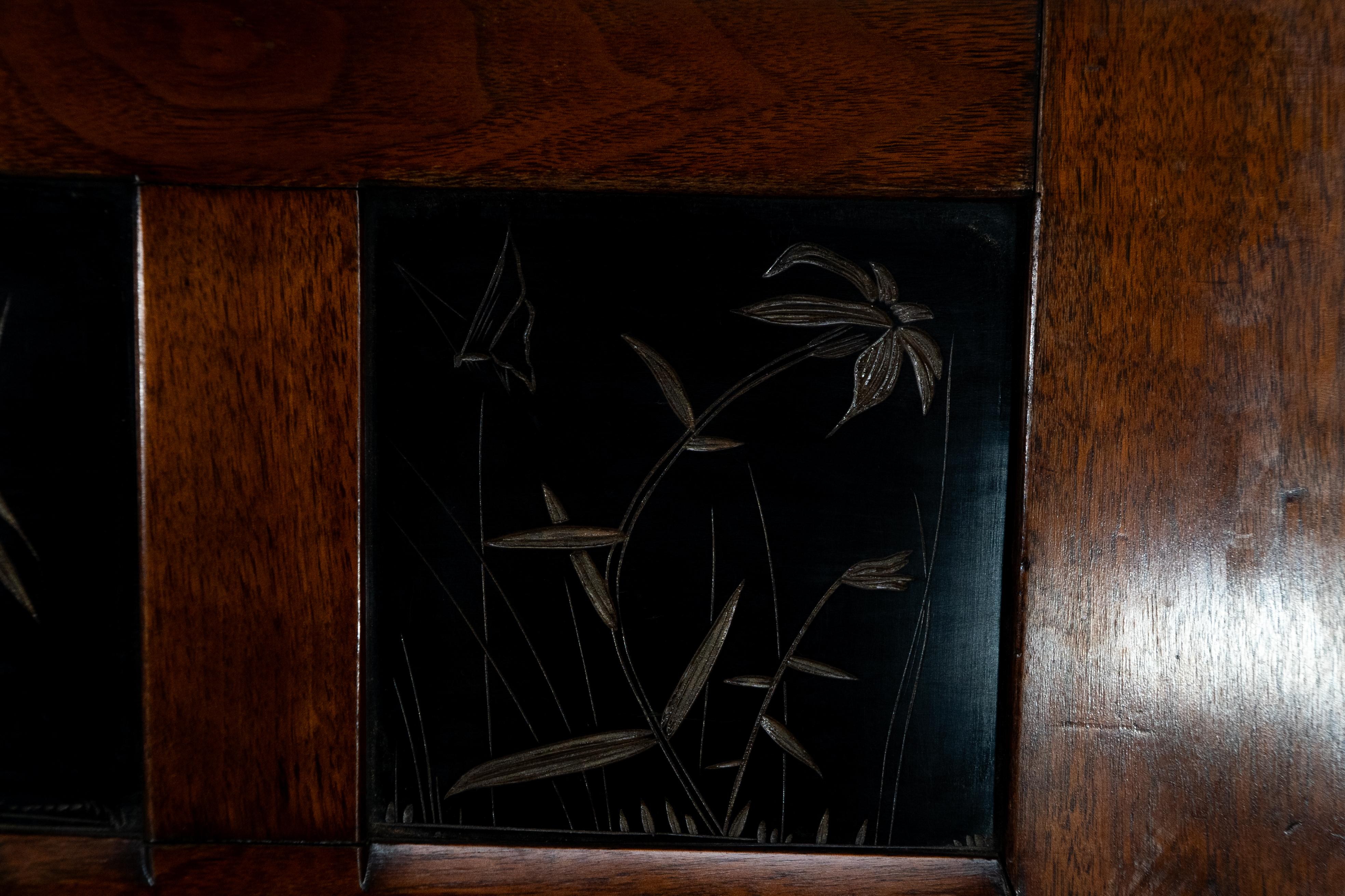 Thomas Jeckyll Rare cheminée en noyer de l'Aesthetic Movement avec des papillons. en vente 8
