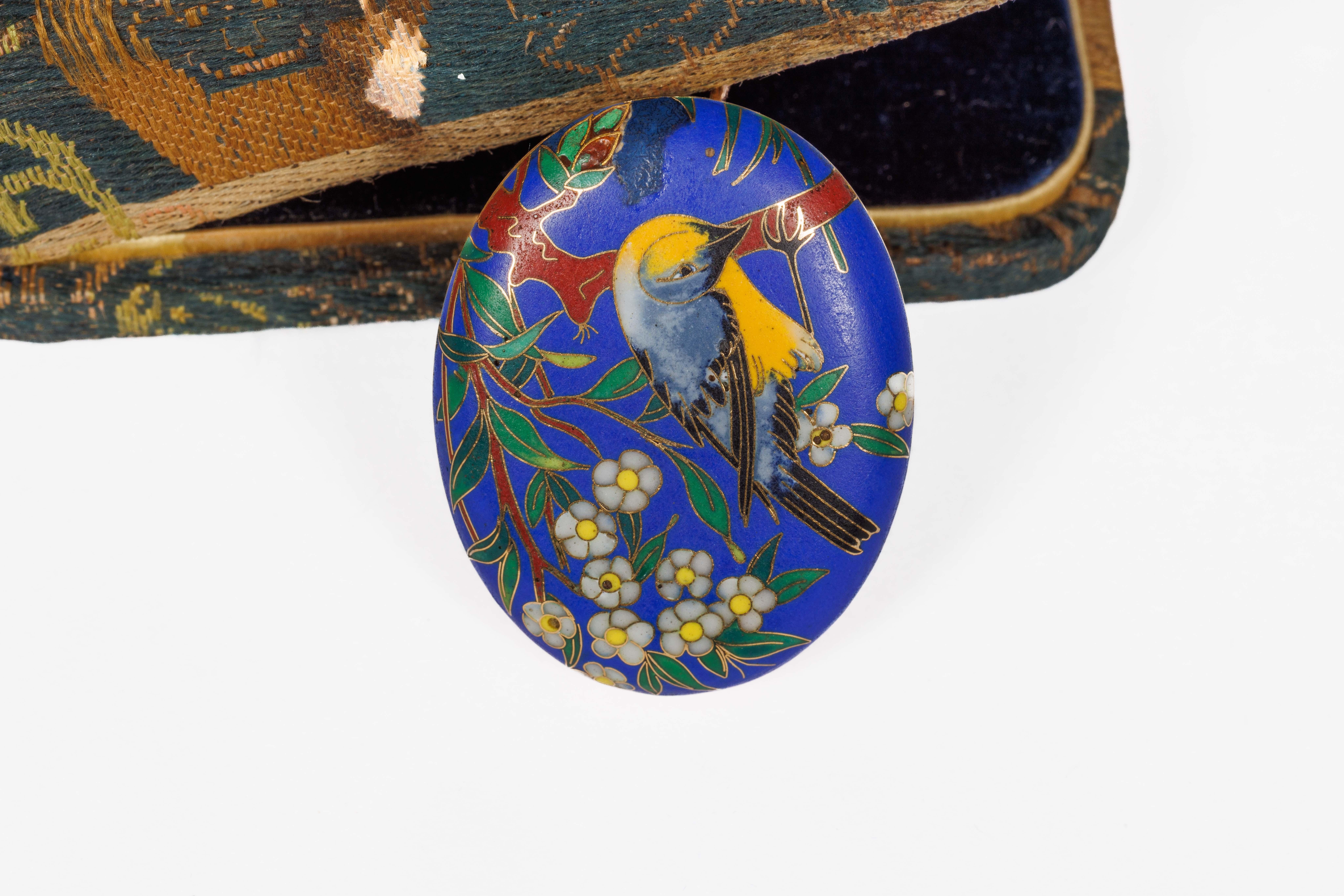 A Rare Alexis Falize Antique Gold and Cloisonné Enamel Locket, Circa 1867

This exquisite oval-shaped locket, crafted circa 1869, epitomizes the fusion of French artistry and Japanese aesthetic that characterized Alexis Falize's work during the late