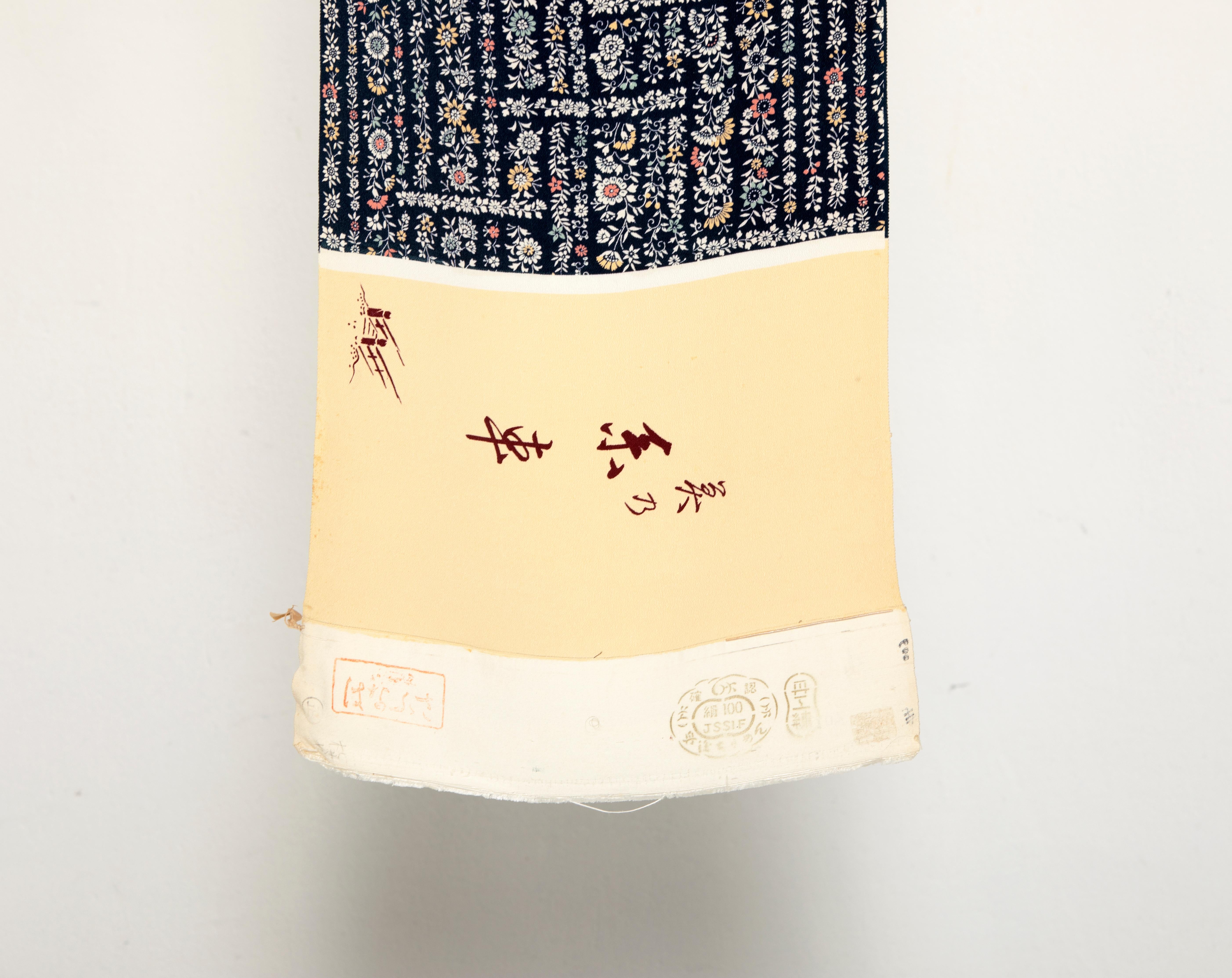 Seltenes und schönes japanisches Chirimen-Seidenstoff-Sammlerstück ''2nd of 4'' (20. Jahrhundert) im Angebot