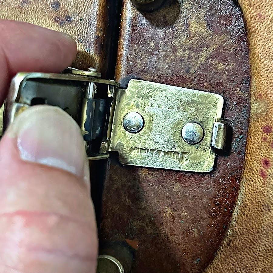 Pelle Rara e precoce borsa Gucci in pelle rigida con interno in legno e montatura in ottone. C.1930 in vendita