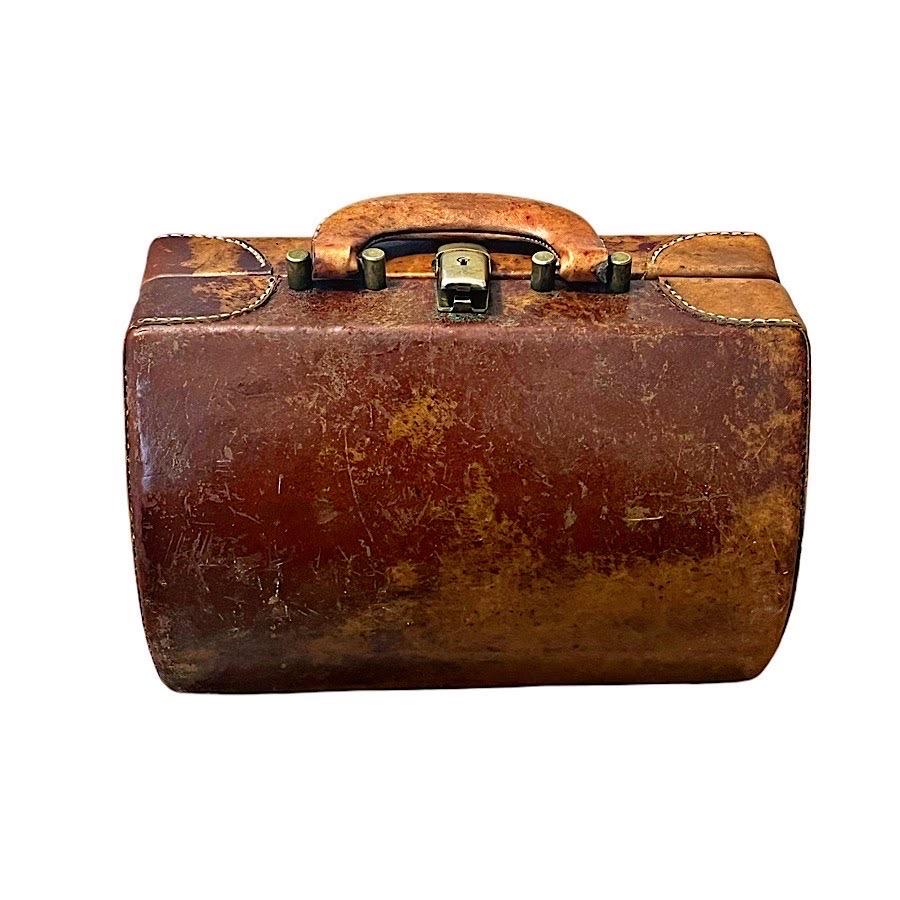 Rara e precoce borsa Gucci in pelle rigida con interno in legno e montatura in ottone. C.1930