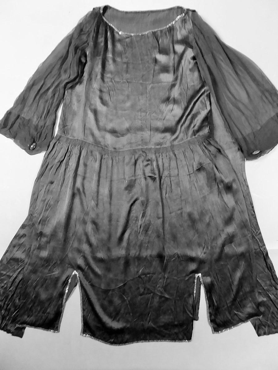 A Rare and Early Jeanne Lanvin Haute Couture Chiffon and satin Dress Winter 1920 For Sale 8