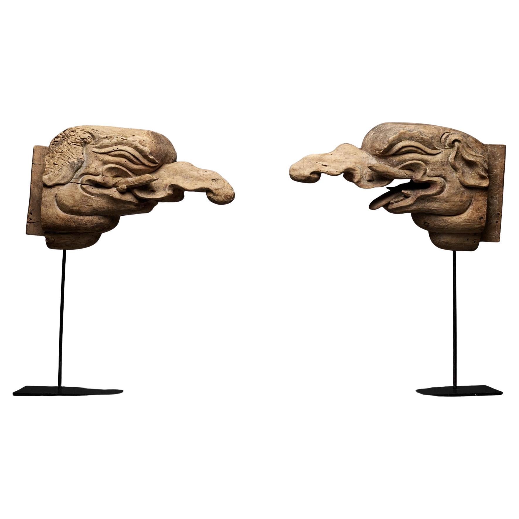 Paire rare et ancienne d'éléments architecturaux "baku" en Wood Wood sculpté, XIVe-XVIe siècle en vente