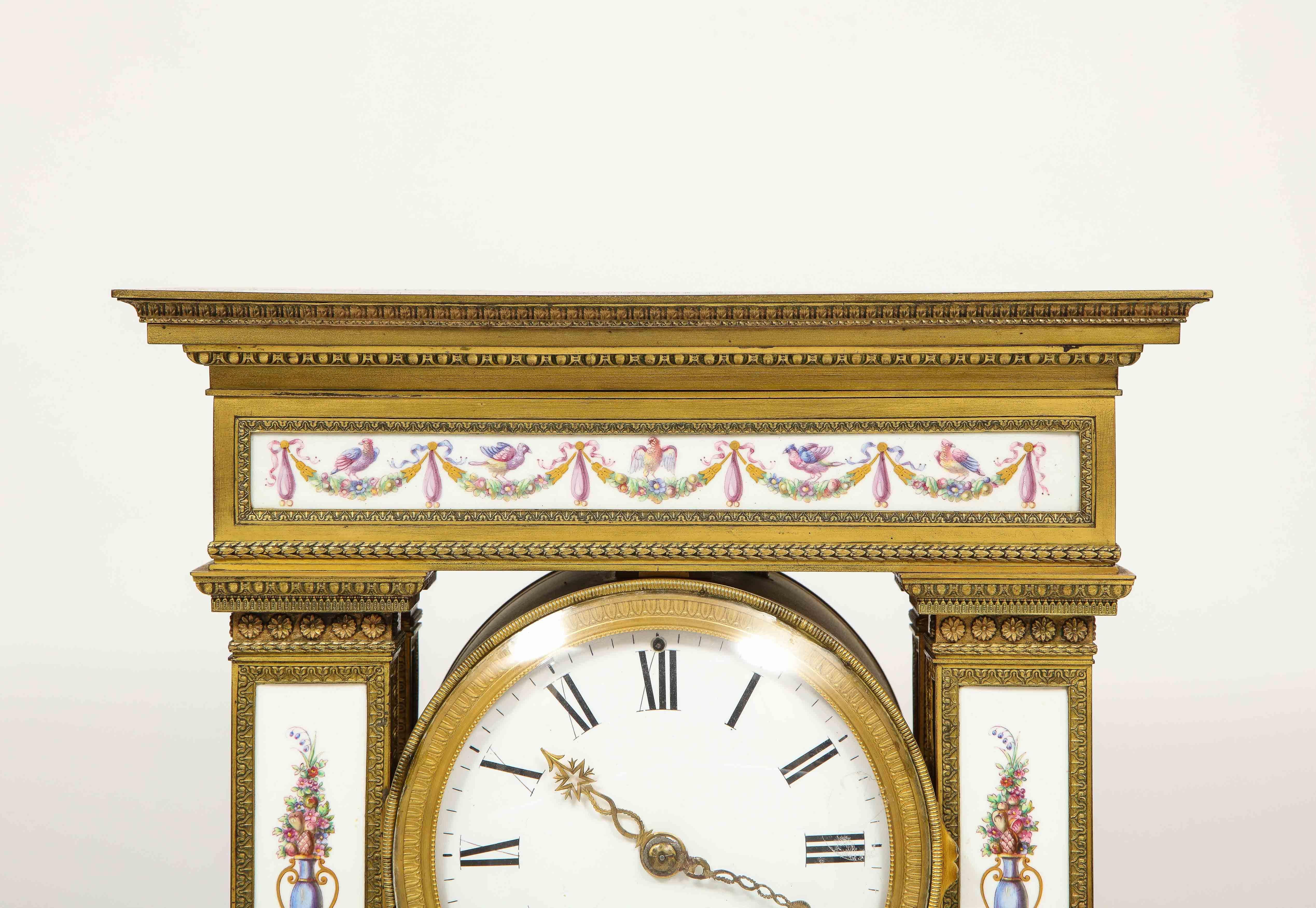 Seltene und exquisite französische Uhr aus Goldbronze und Porzellan, Deniere zugeschrieben  (Französisch) im Angebot