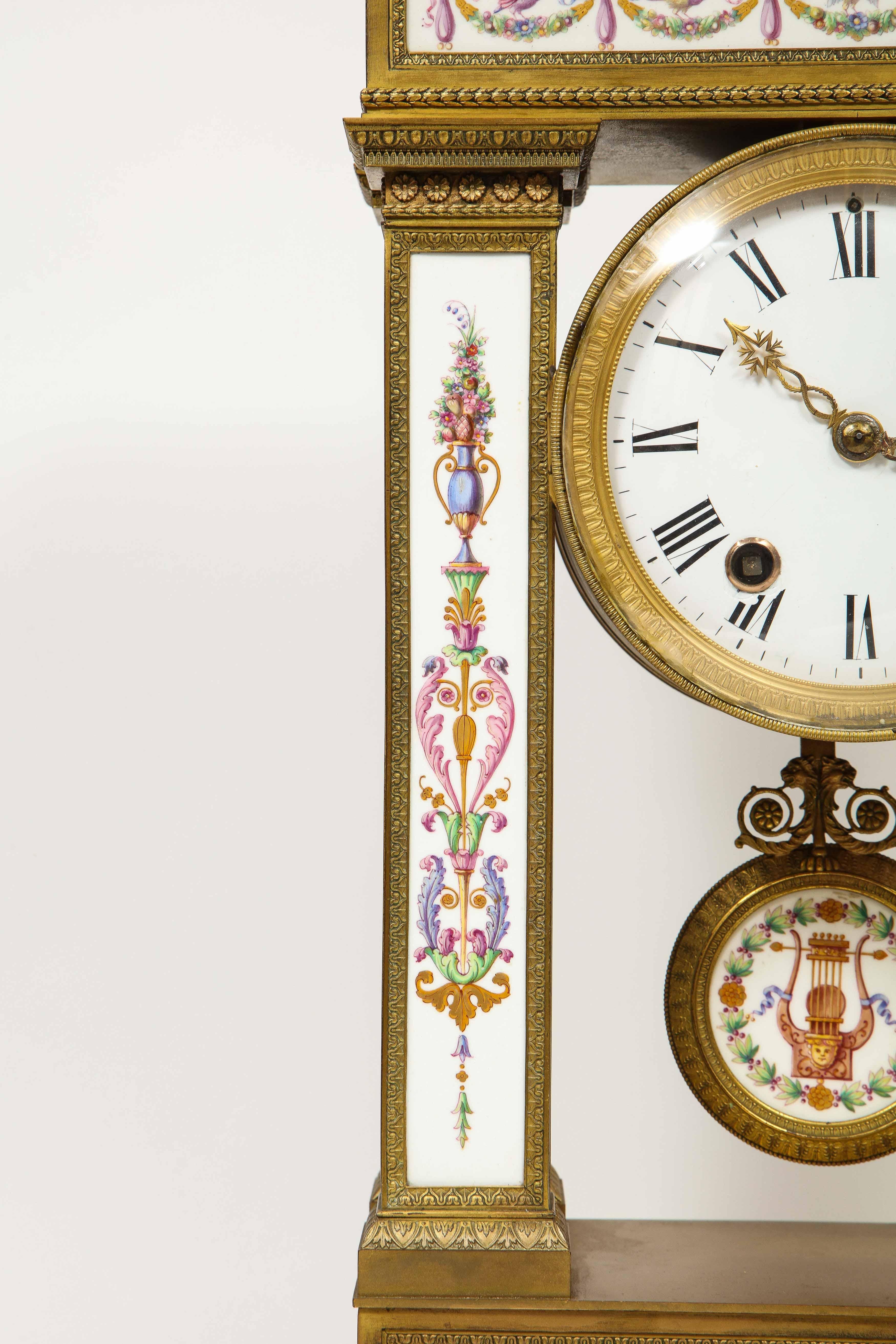 Seltene und exquisite französische Uhr aus Goldbronze und Porzellan, Deniere zugeschrieben  (19. Jahrhundert) im Angebot