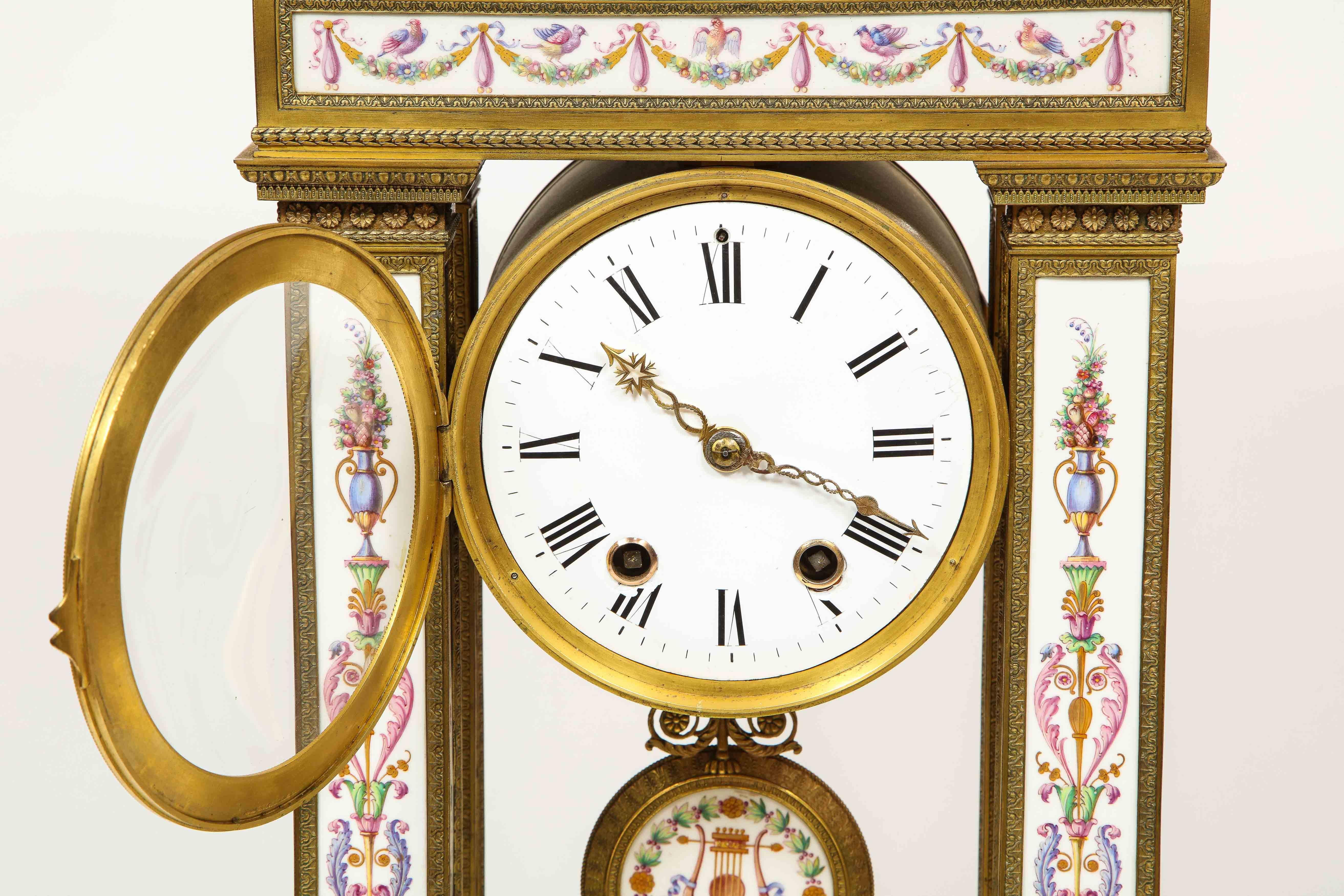 Seltene und exquisite französische Uhr aus Goldbronze und Porzellan, Deniere zugeschrieben  im Angebot 1