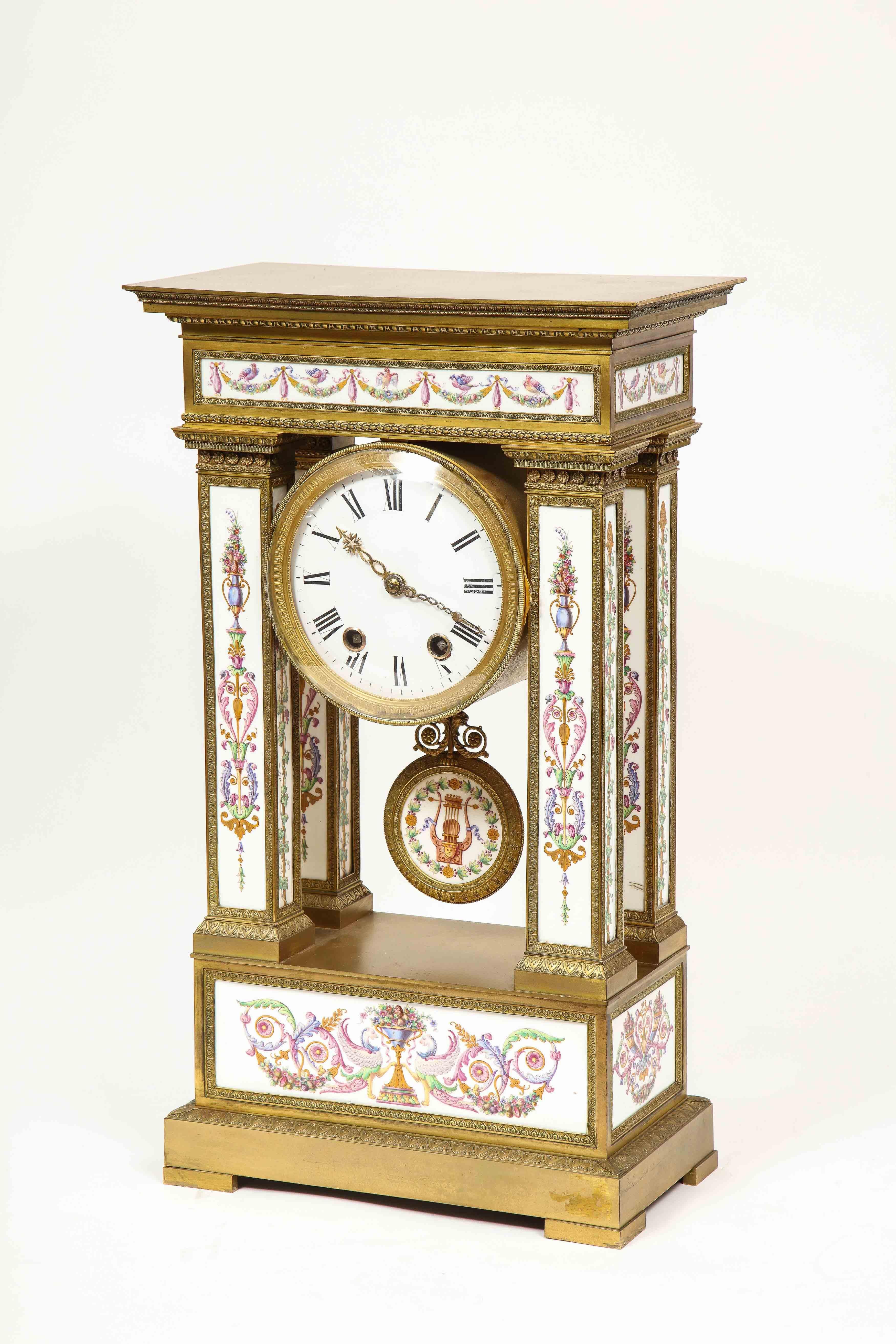 Seltene und exquisite französische Uhr aus Goldbronze und Porzellan, Deniere zugeschrieben  im Angebot 2