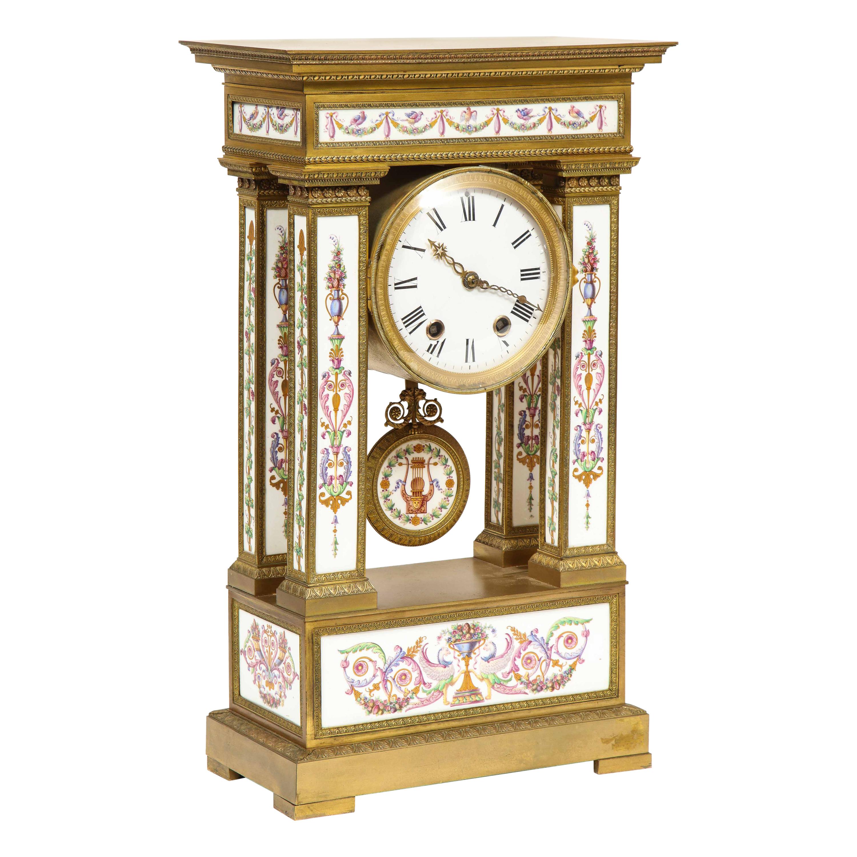 Rare et exquise horloge française en bronze doré et porcelaine, attribuée à Deniere 