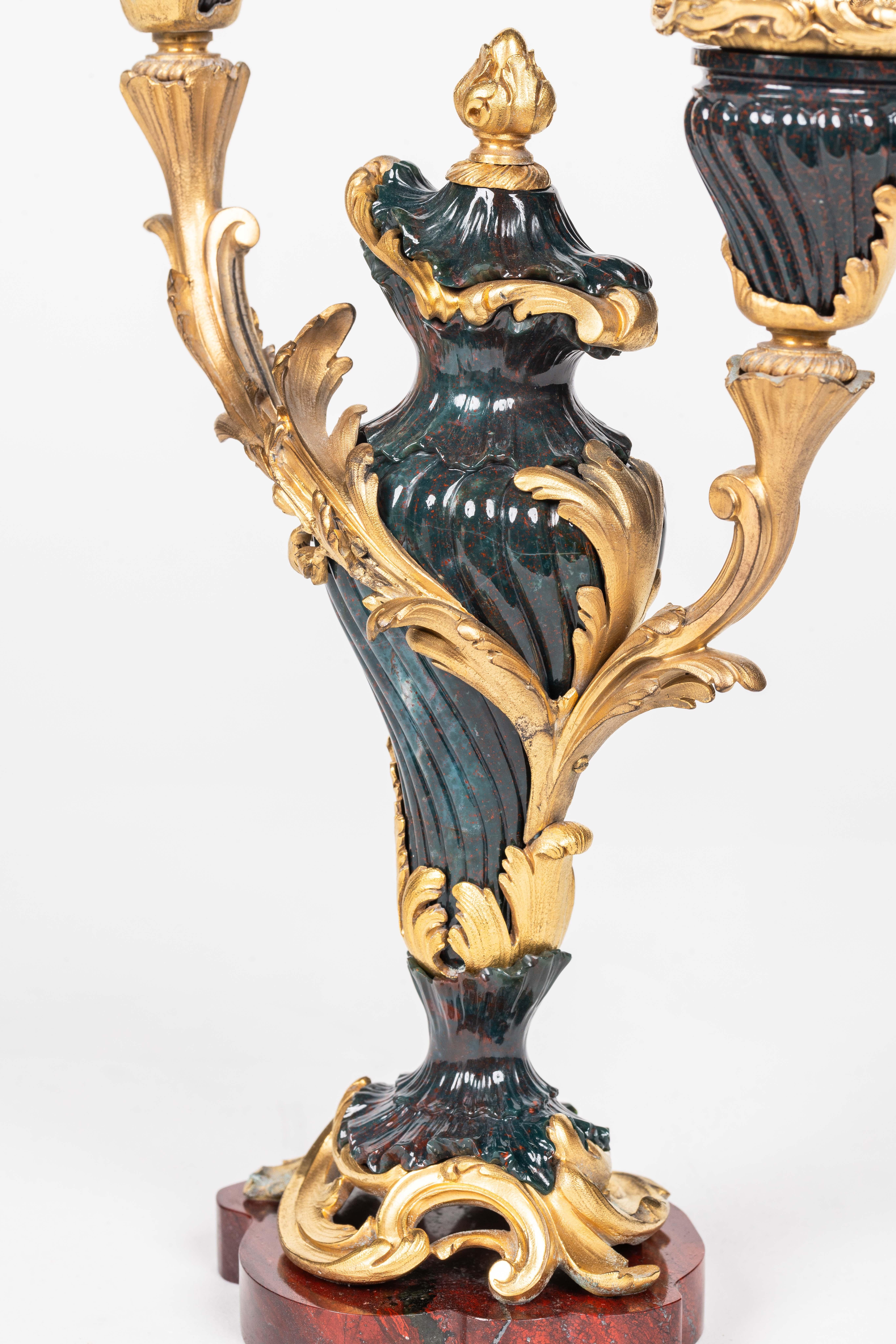 Raro y exquisito par de candelabros de dos luces de piedra de sangre montados en ormolu en Bueno estado para la venta en New York, NY