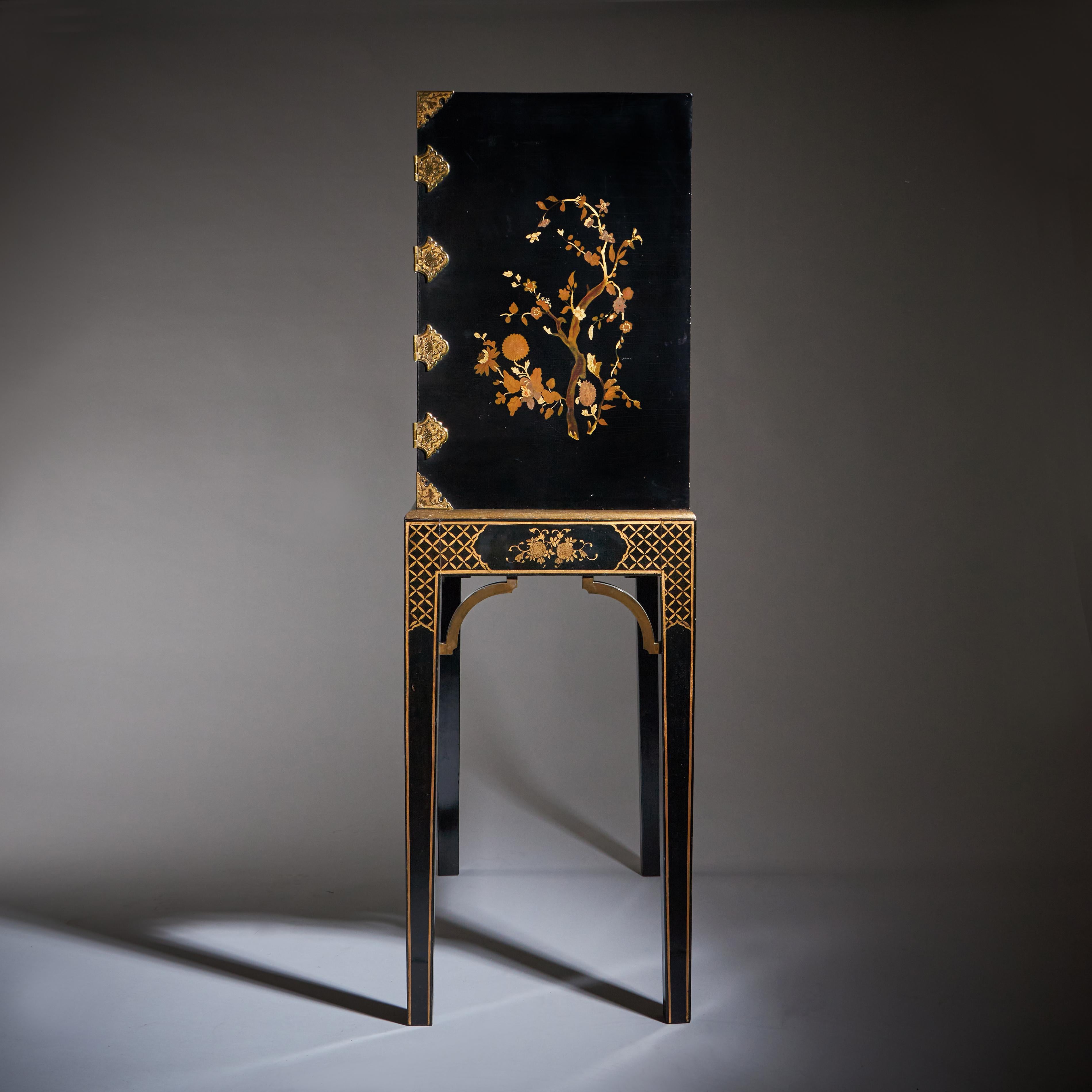 A Rare and Fine George III 18th Century Chinoiserie Lacquer Cabinet on Stand 8