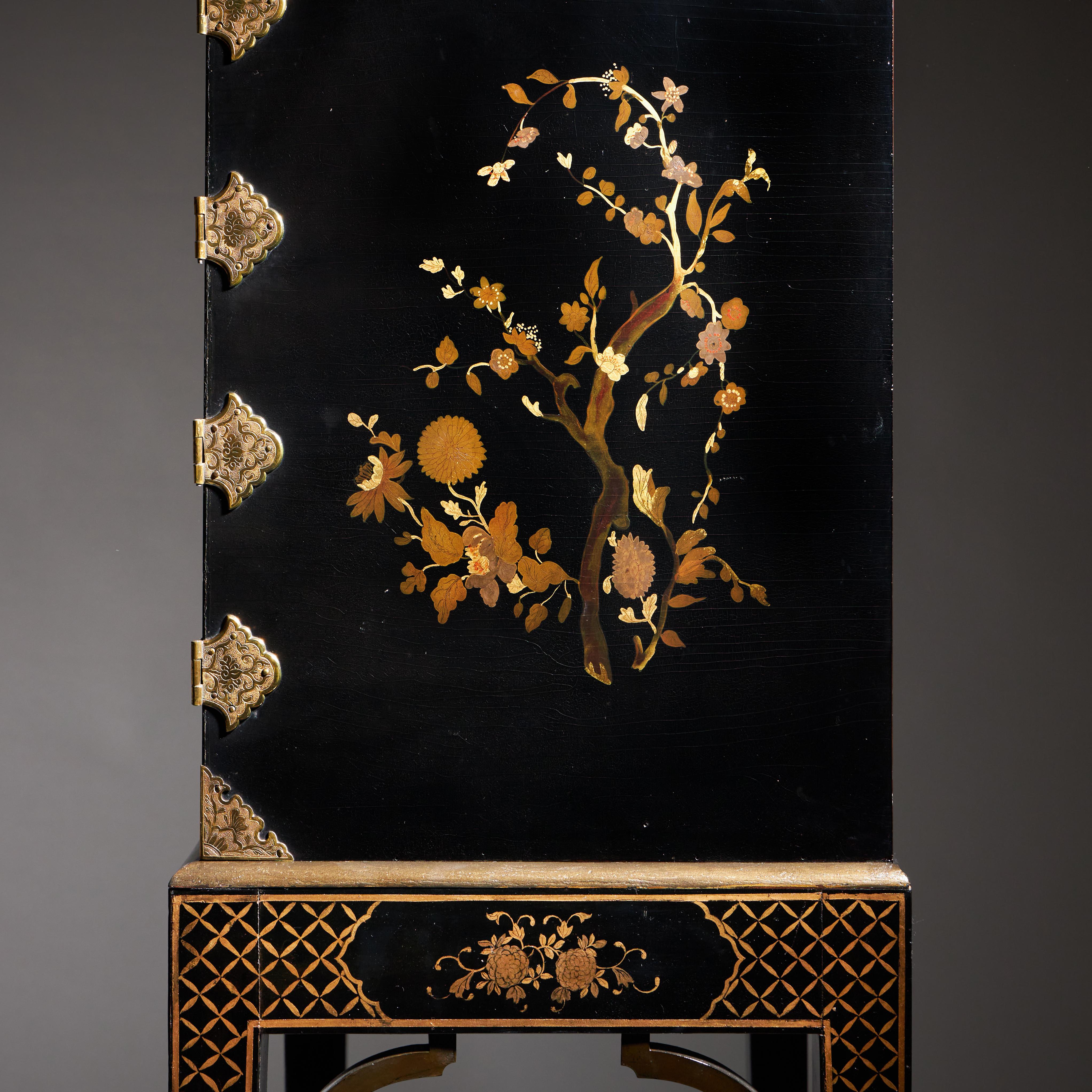A Rare and Fine George III 18th Century Chinoiserie Lacquer Cabinet on Stand 9