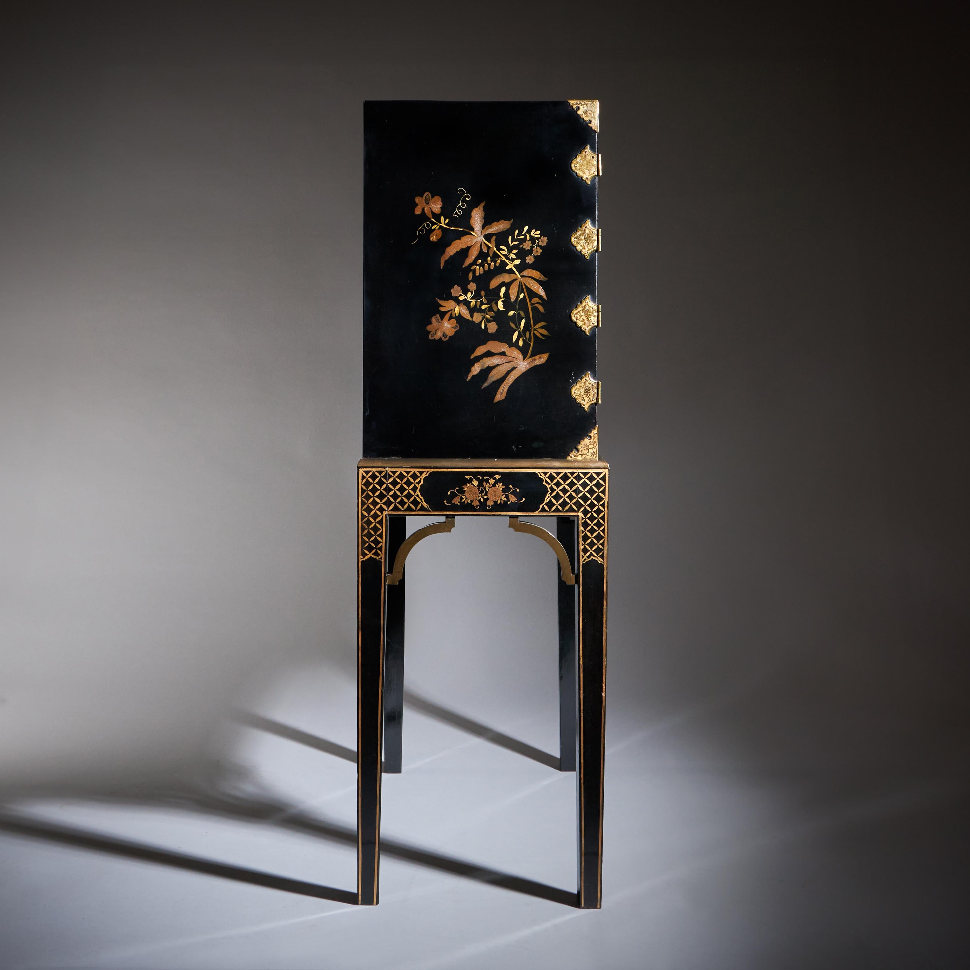 A Rare and Fine George III 18th Century Chinoiserie Lacquer Cabinet on Stand 10