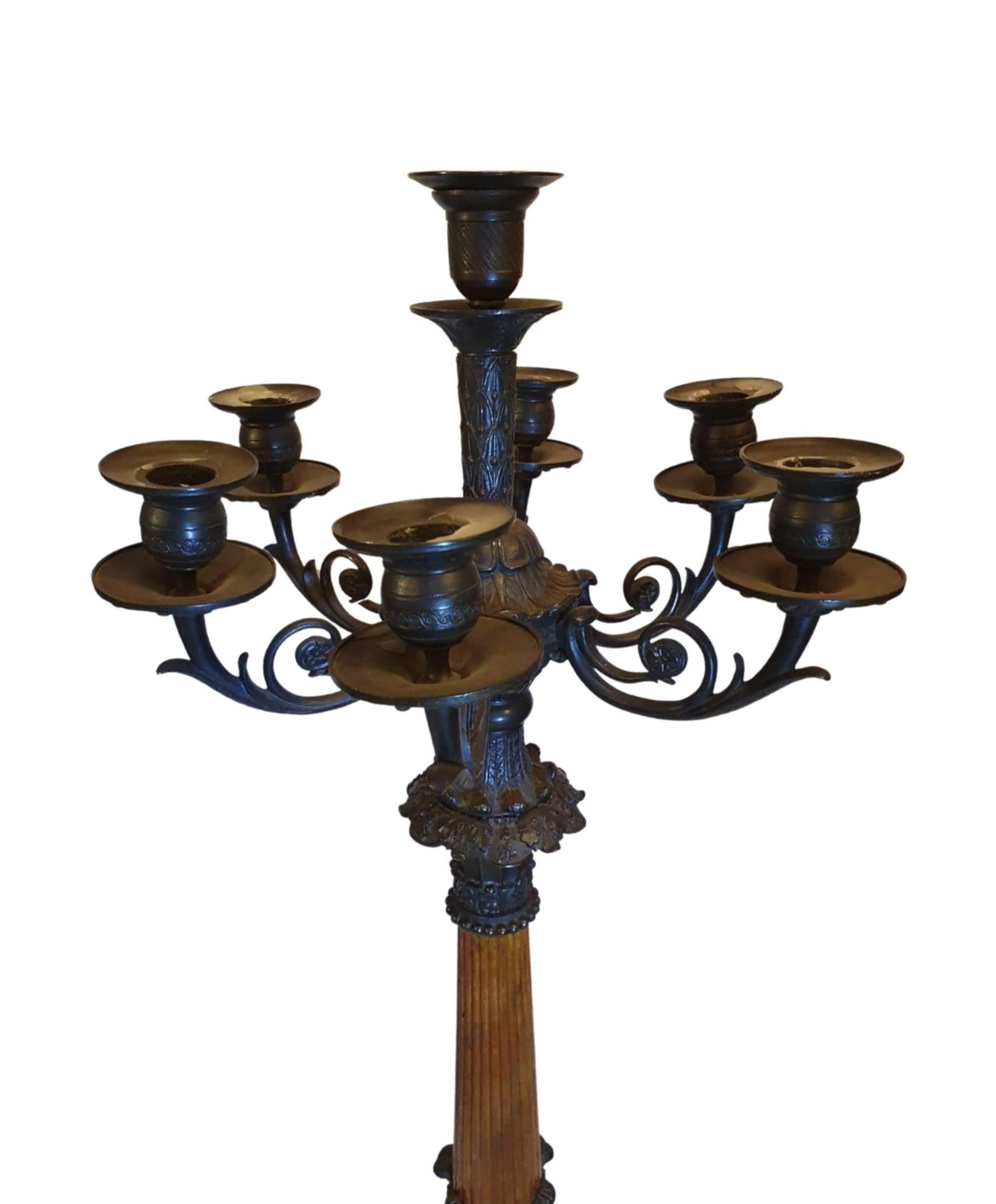 Francese Rara e raffinata coppia di candelabri in bronzo del XIX secolo in stile Impero in vendita
