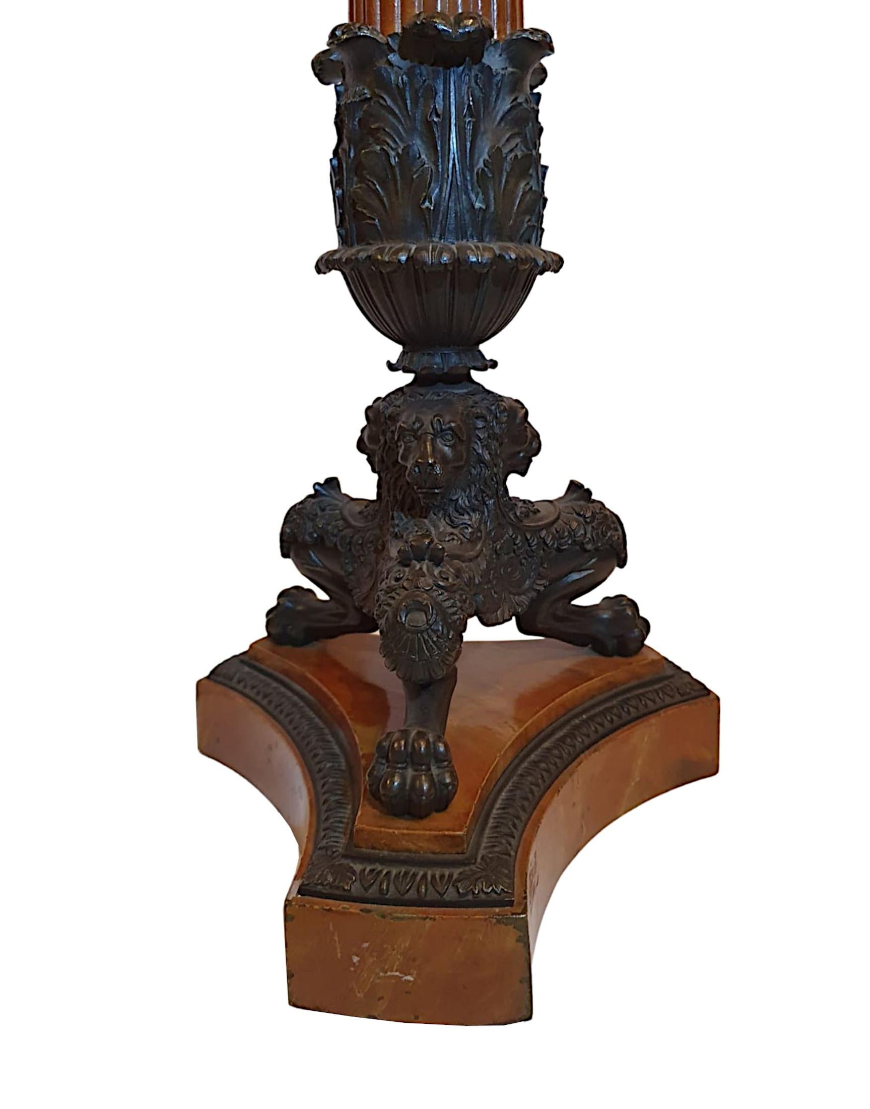 XIXe siècle Paire rare et raffinée de candélabres en bronze du 19ème siècle de style Empire en vente