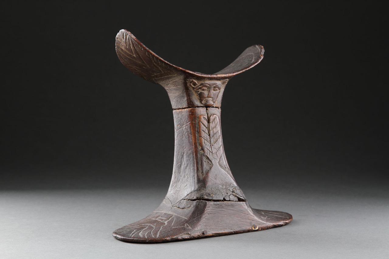 A Rare and Finely Carved Egyptian Wooden Headrest In Fair Condition For Sale In London, GB