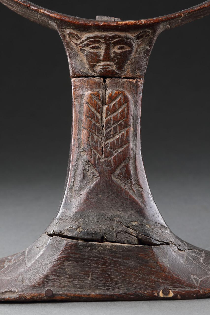 XVIIIe siècle et antérieur Un rare appui-tête en bois égyptien finement sculpté en vente
