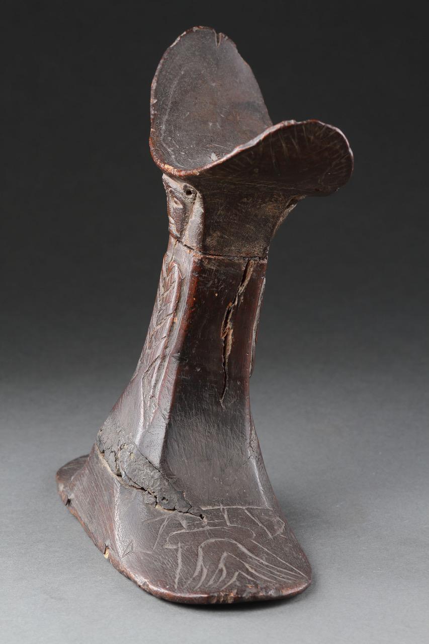 A Rare and Finely Carved Egyptian Wooden Headrest In Fair Condition For Sale In London, GB