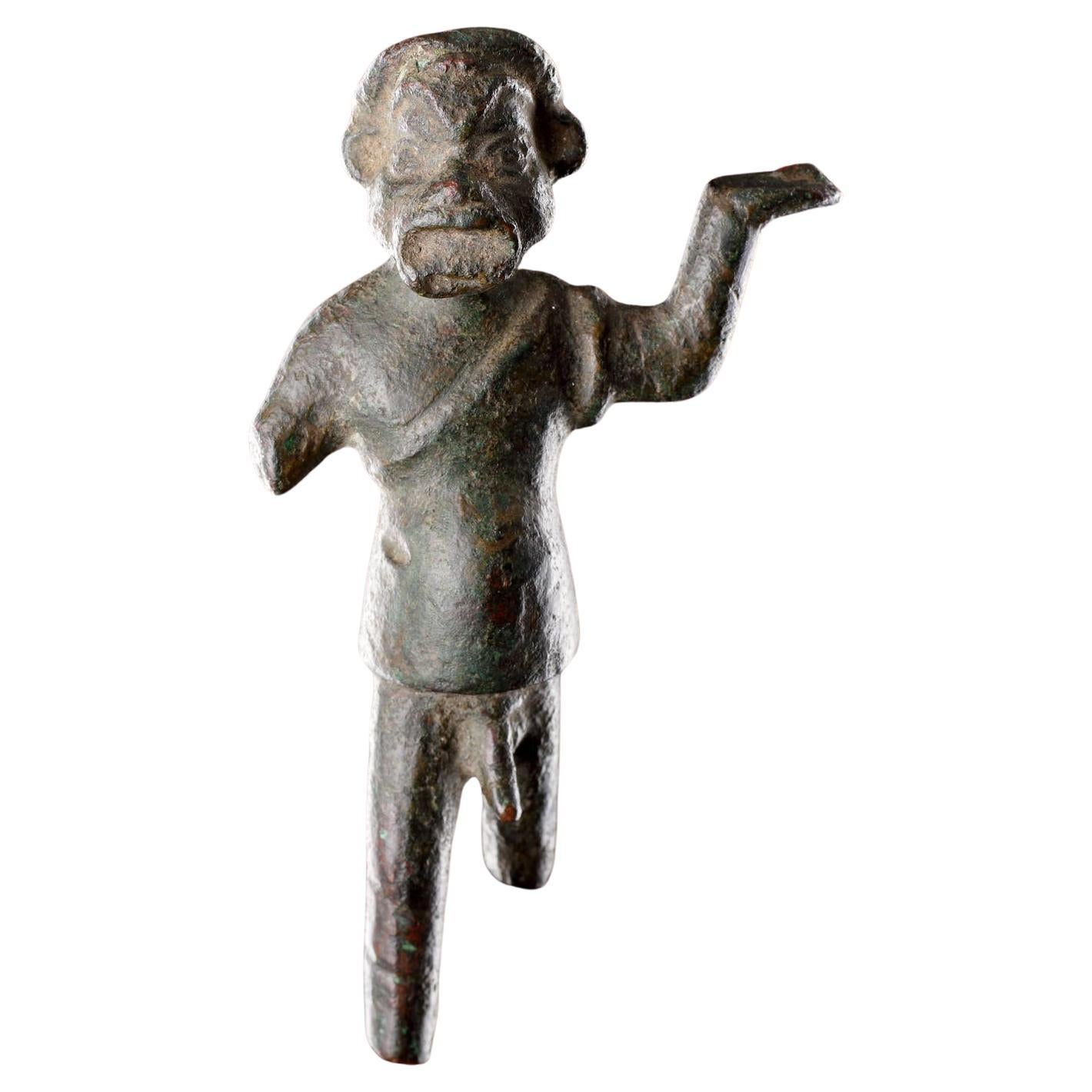 Seltene und fein detaillierte griechische Bronzestatuette eines Schauspielers mit großem Phallus aus Bronze im Angebot