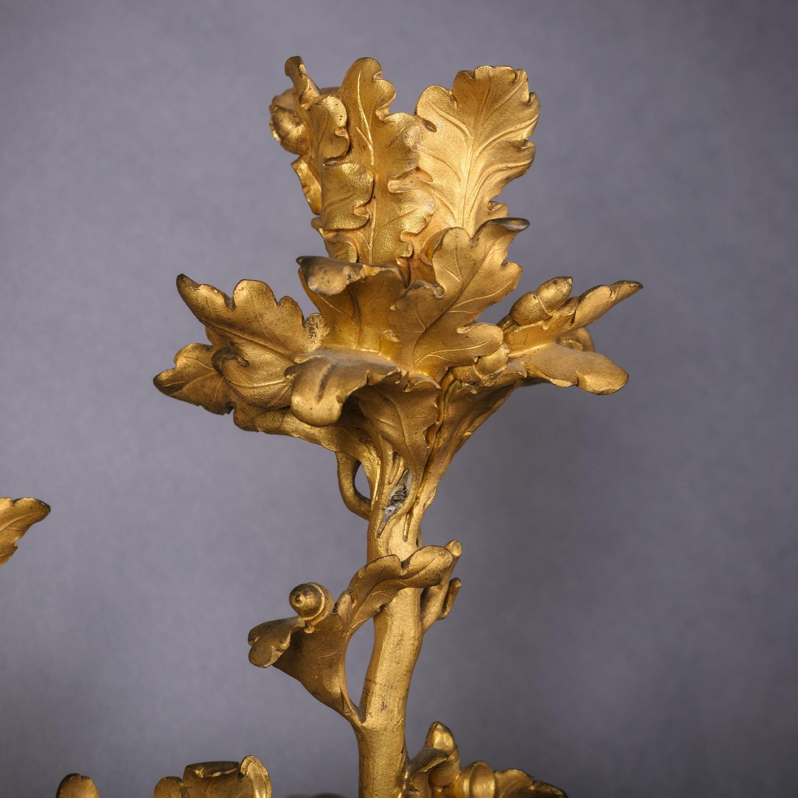 Ein seltenes und höchst ungewöhnliches Paar vergoldeter bronzener Wandapplikationen mit zwei Lichtern (Rokoko) im Angebot