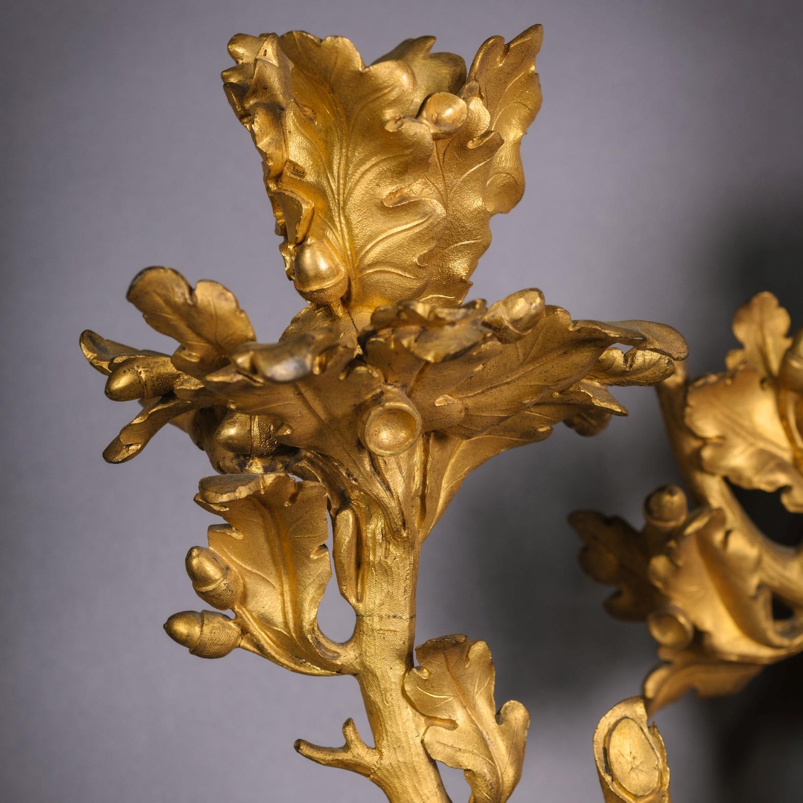 Ein seltenes und höchst ungewöhnliches Paar vergoldeter bronzener Wandapplikationen mit zwei Lichtern im Zustand „Gut“ im Angebot in Brighton, West Sussex