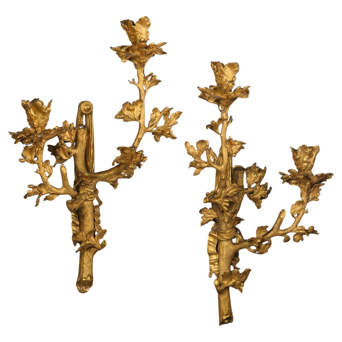 Ein seltenes und höchst ungewöhnliches Paar vergoldeter bronzener Wandapplikationen mit zwei Lichtern im Angebot