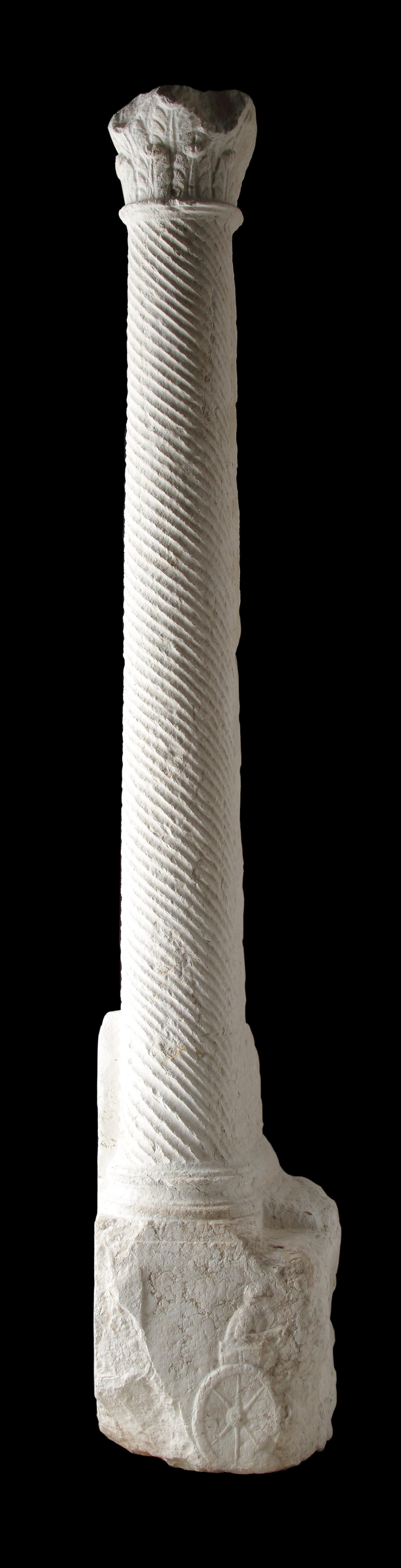 Rare et importante colonne en marbre de la fin de l'époque romaine
Avec une colonne centrale cannelée et spiralée s'élevant vers un chapiteau intégral sculpté avec un décor de feuilles d'acanthe corinthiennes, la base avec un char et un cavalier