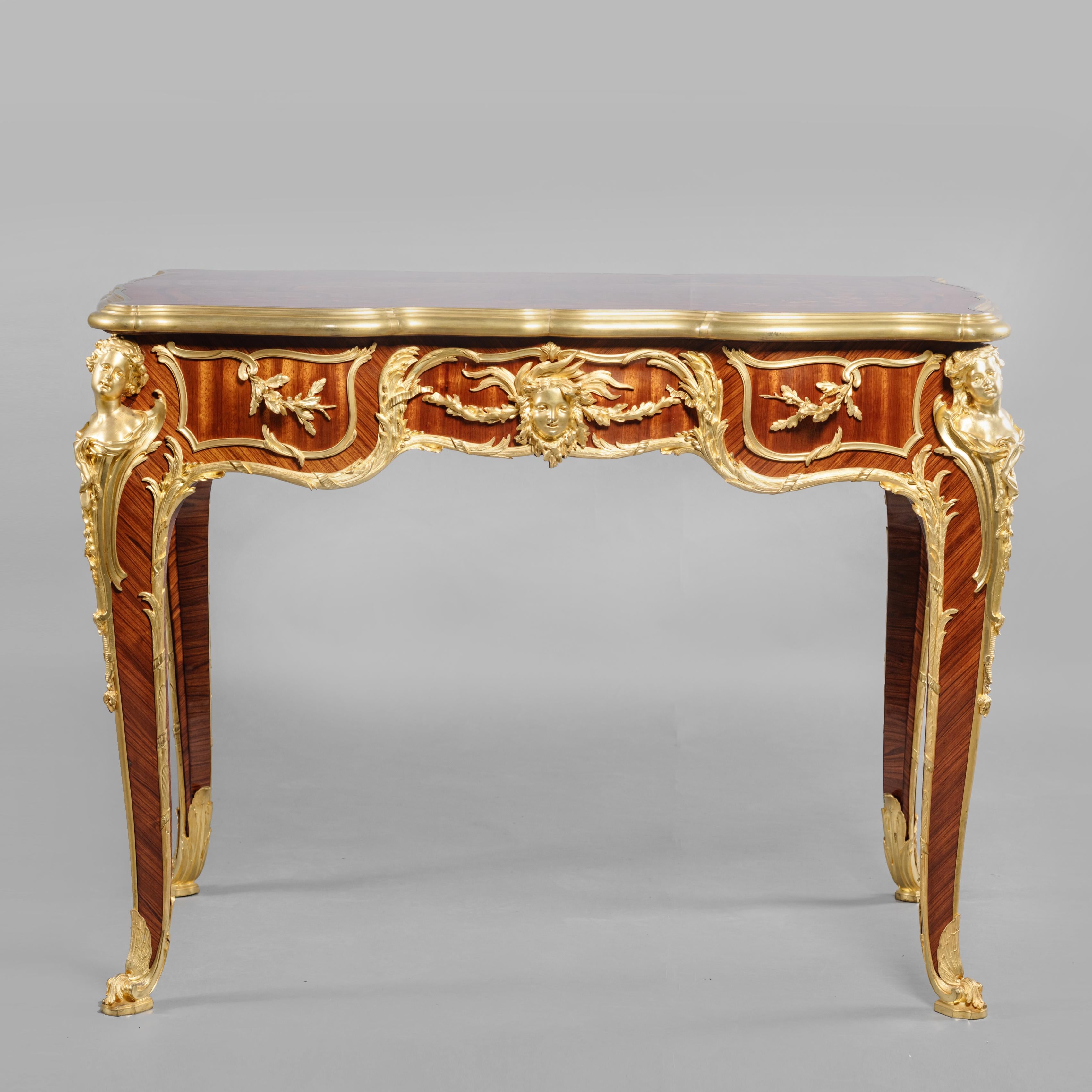 Ein außerordentlich seltener und bedeutender Tisch mit Intarsien aus vergoldeter Bronze im Stil von Ludwig XV. von François Linke, die Beschläge wurden von Léon Messagé entworfen.
 
Linke Index Nr. 930. 
Signiert 