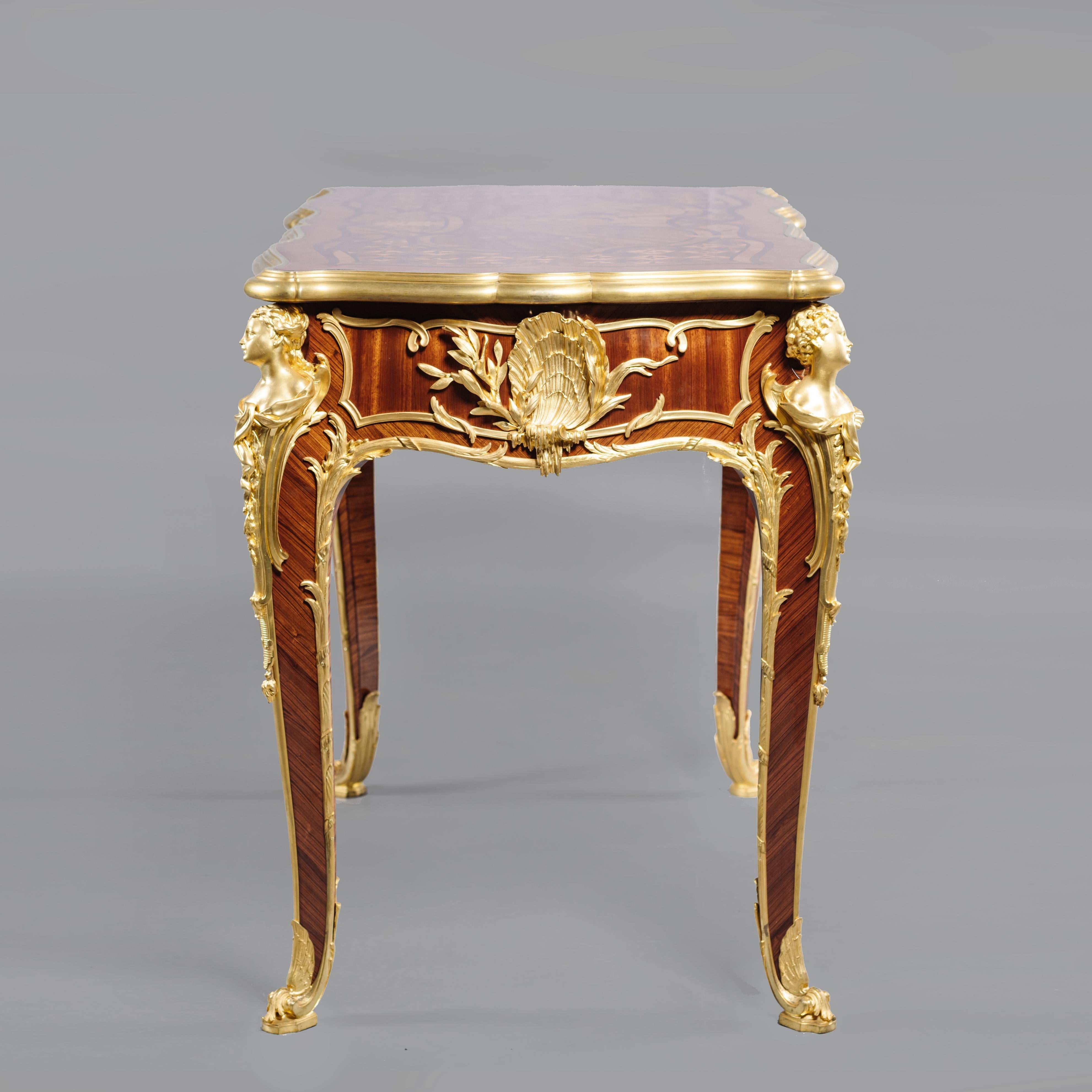 Français Rare et importante table de centre de style Louis XV en bronze doré par François Linke en vente
