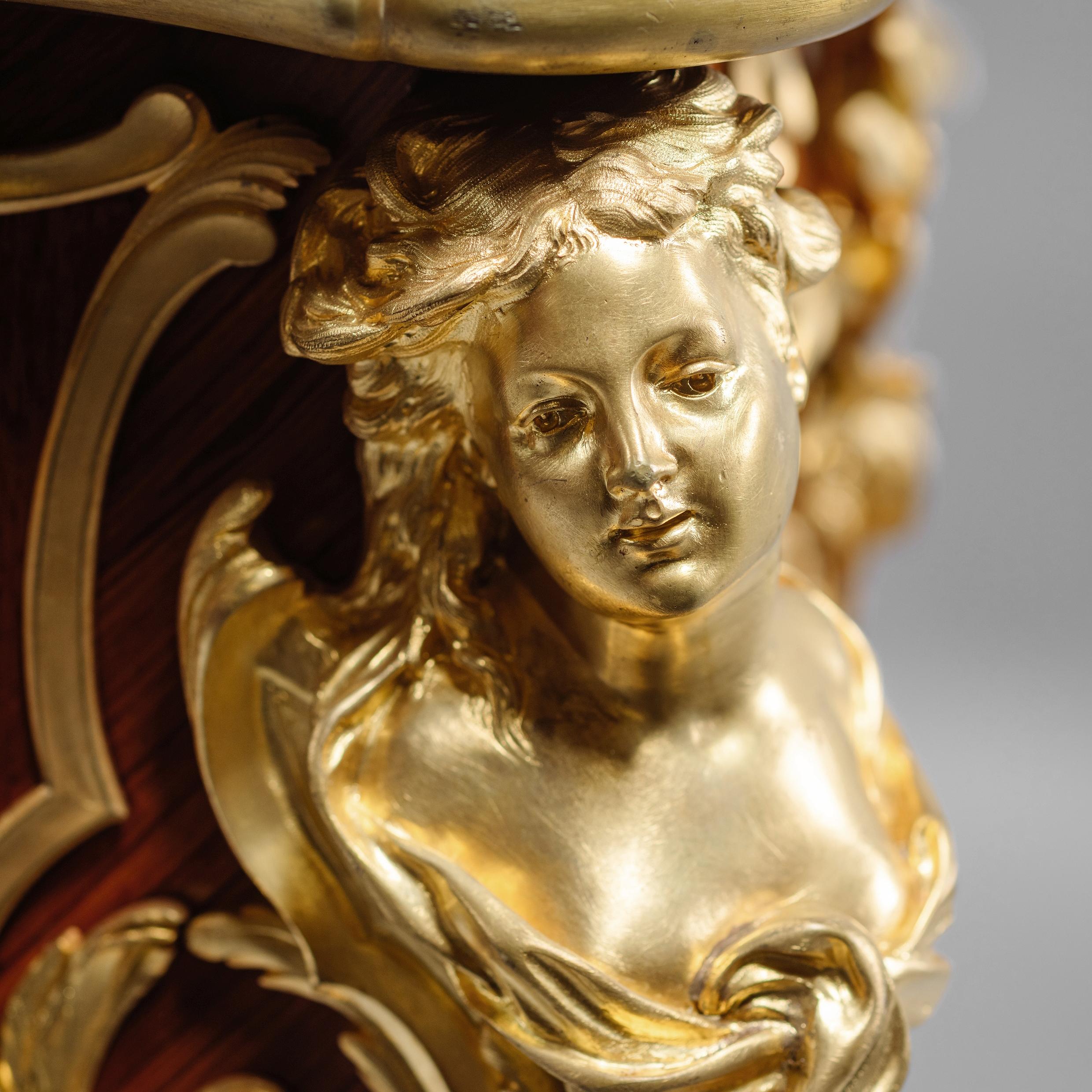 Seltener und bedeutender vergoldeter Bronzetisch im Stil von Louis XV von François Linke (20. Jahrhundert) im Angebot